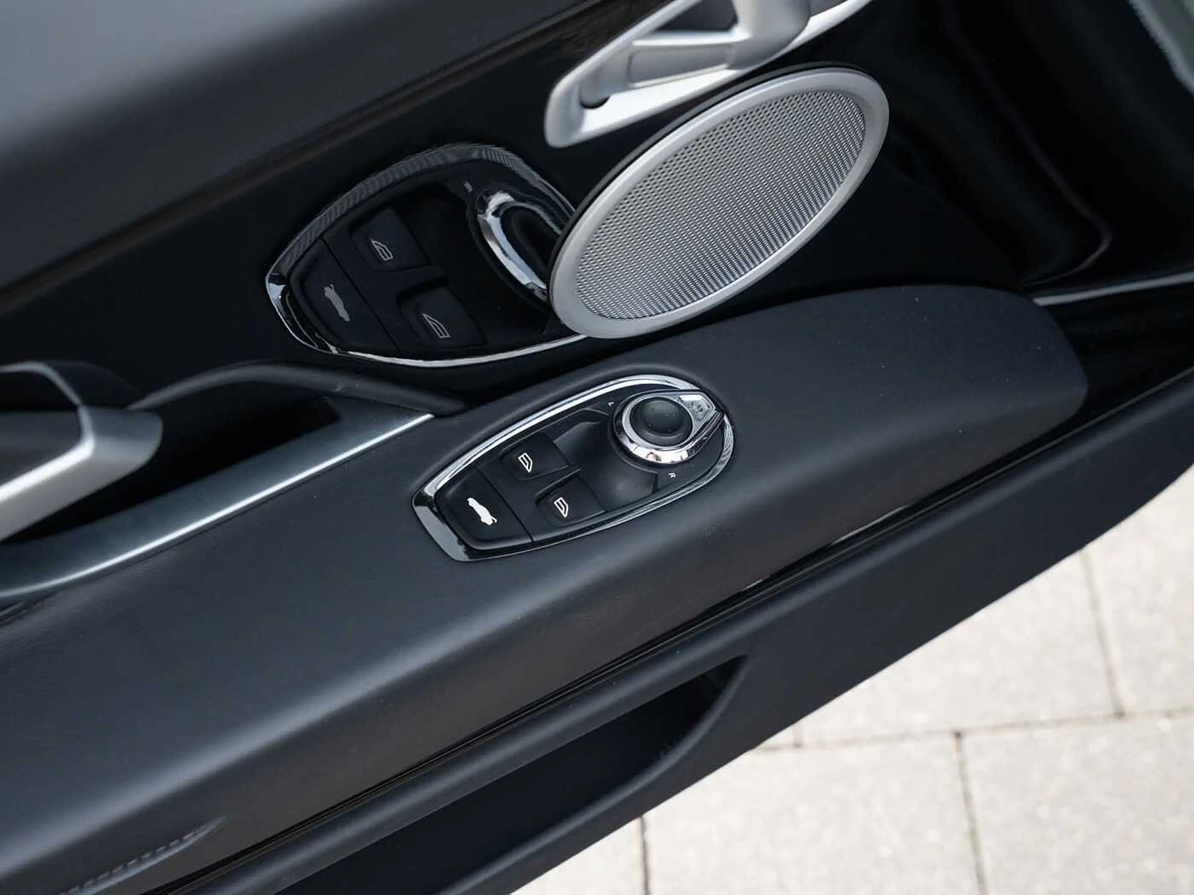 Aston Martin DB11 V8 Volante Q Sonderlackierung — photo 33