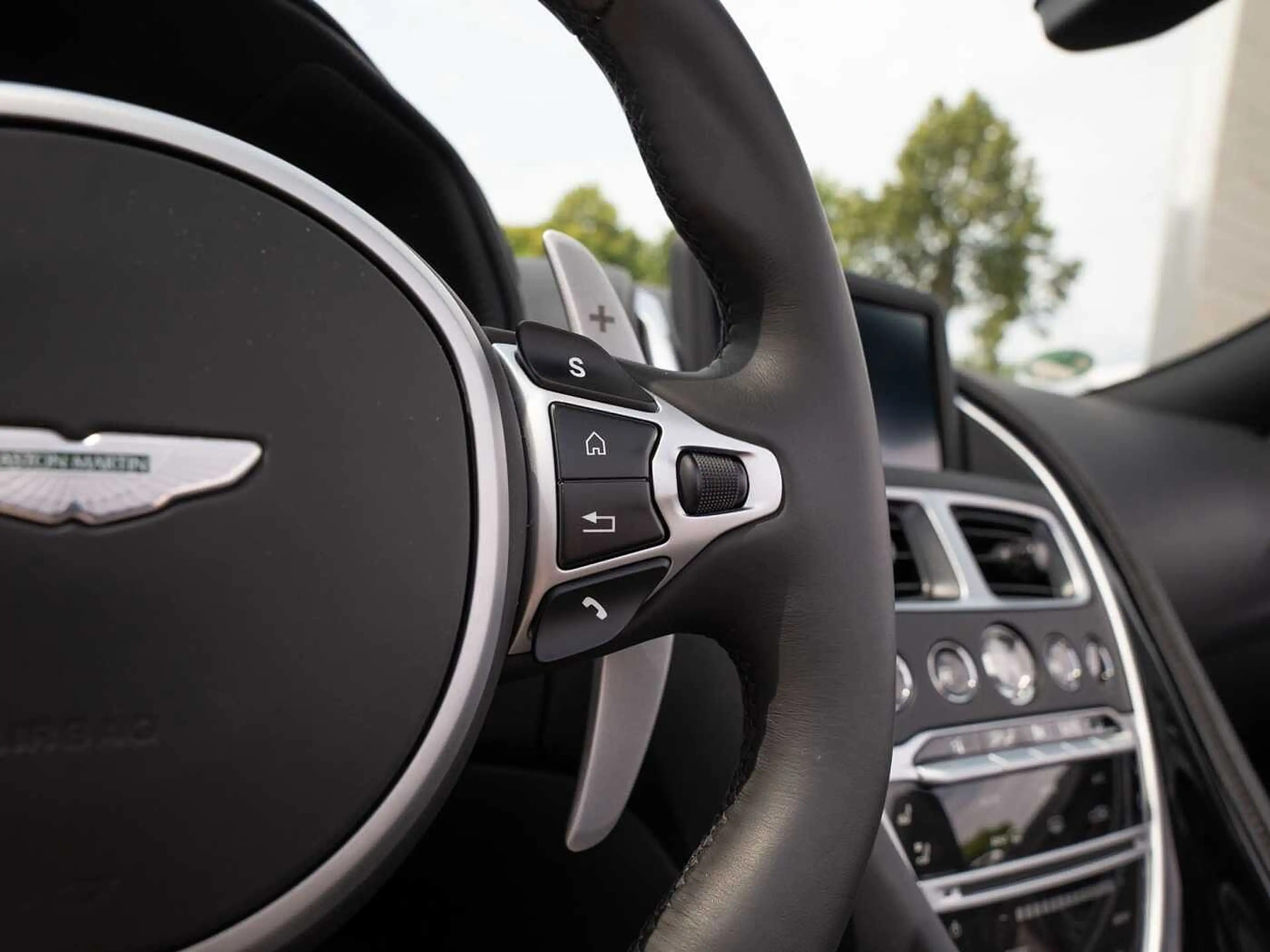 Aston Martin DB11 V8 Volante Q Sonderlackierung — photo 34