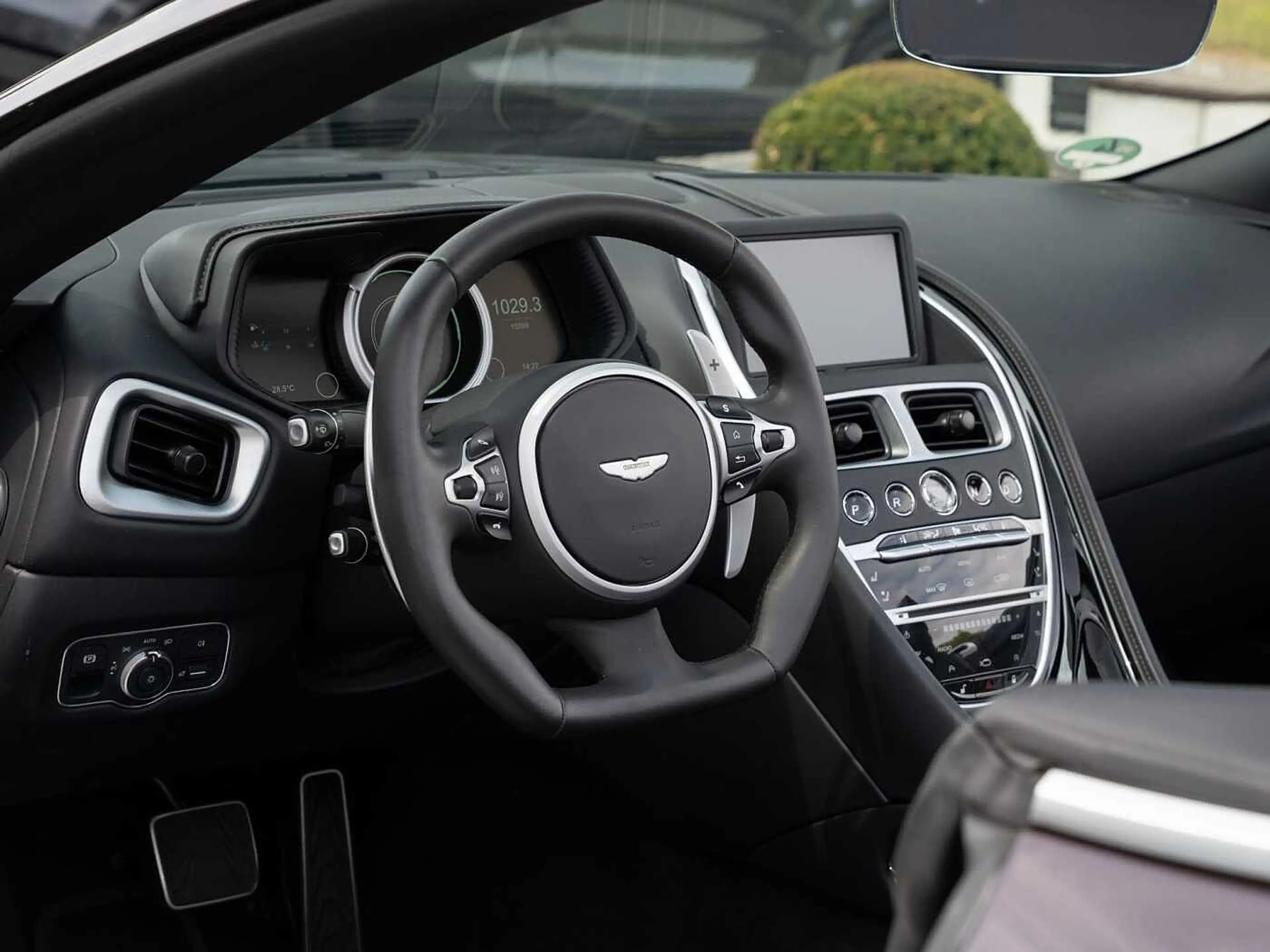 Aston Martin DB11 V8 Volante Q Sonderlackierung — photo 28