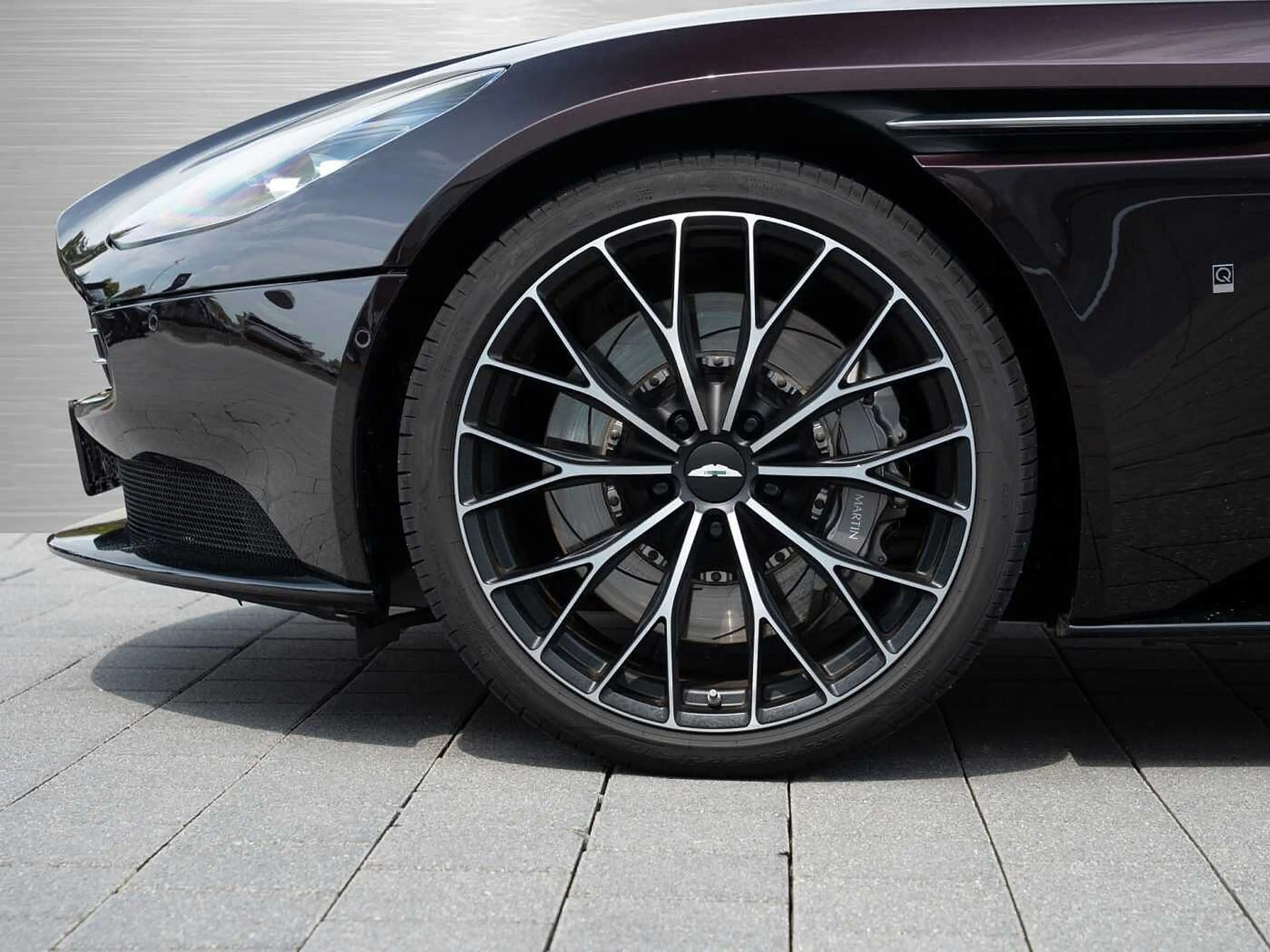 Aston Martin DB11 V8 Volante Q Sonderlackierung — photo 4
