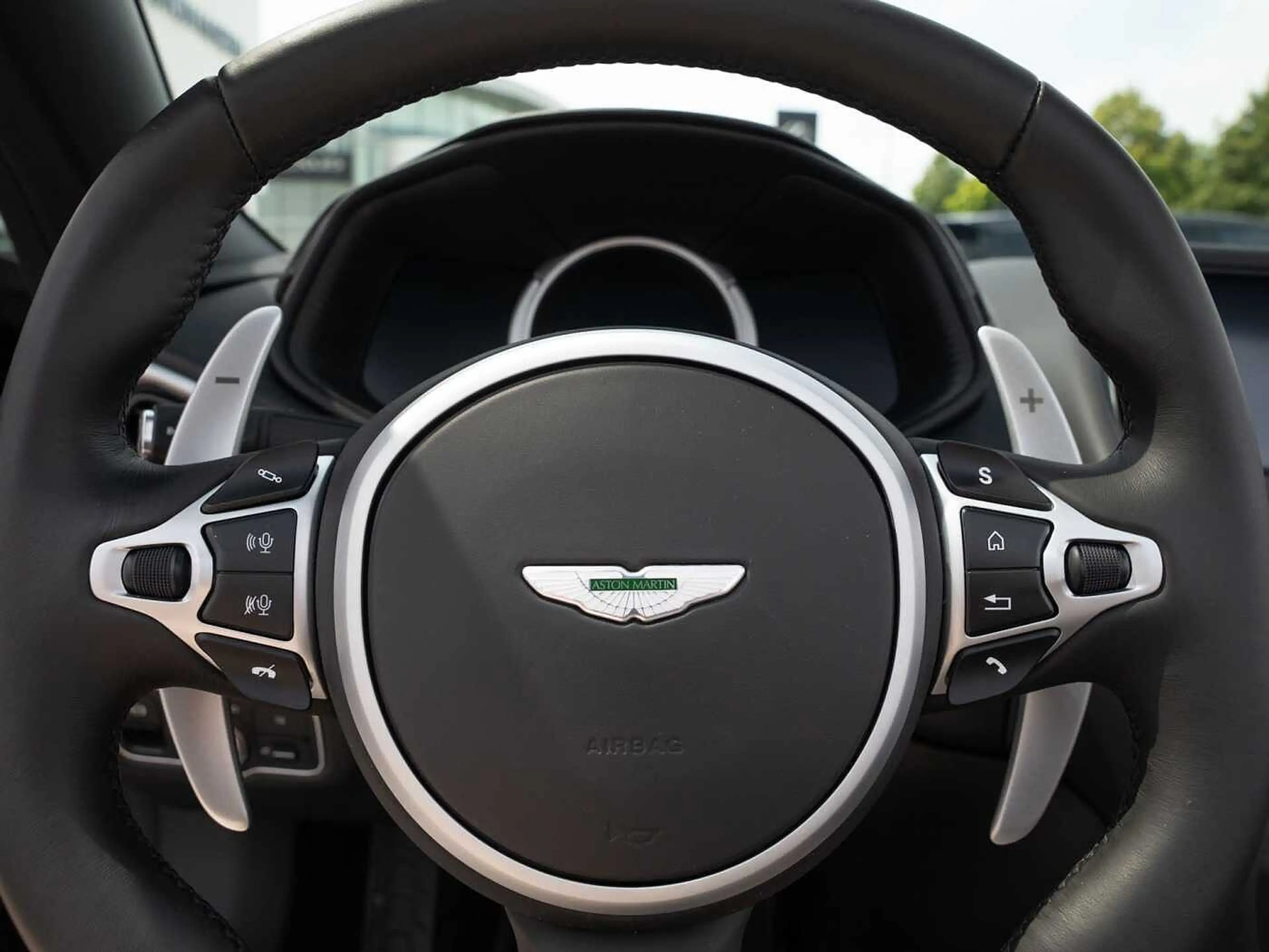 Aston Martin DB11 V8 Volante Q Sonderlackierung — photo 11