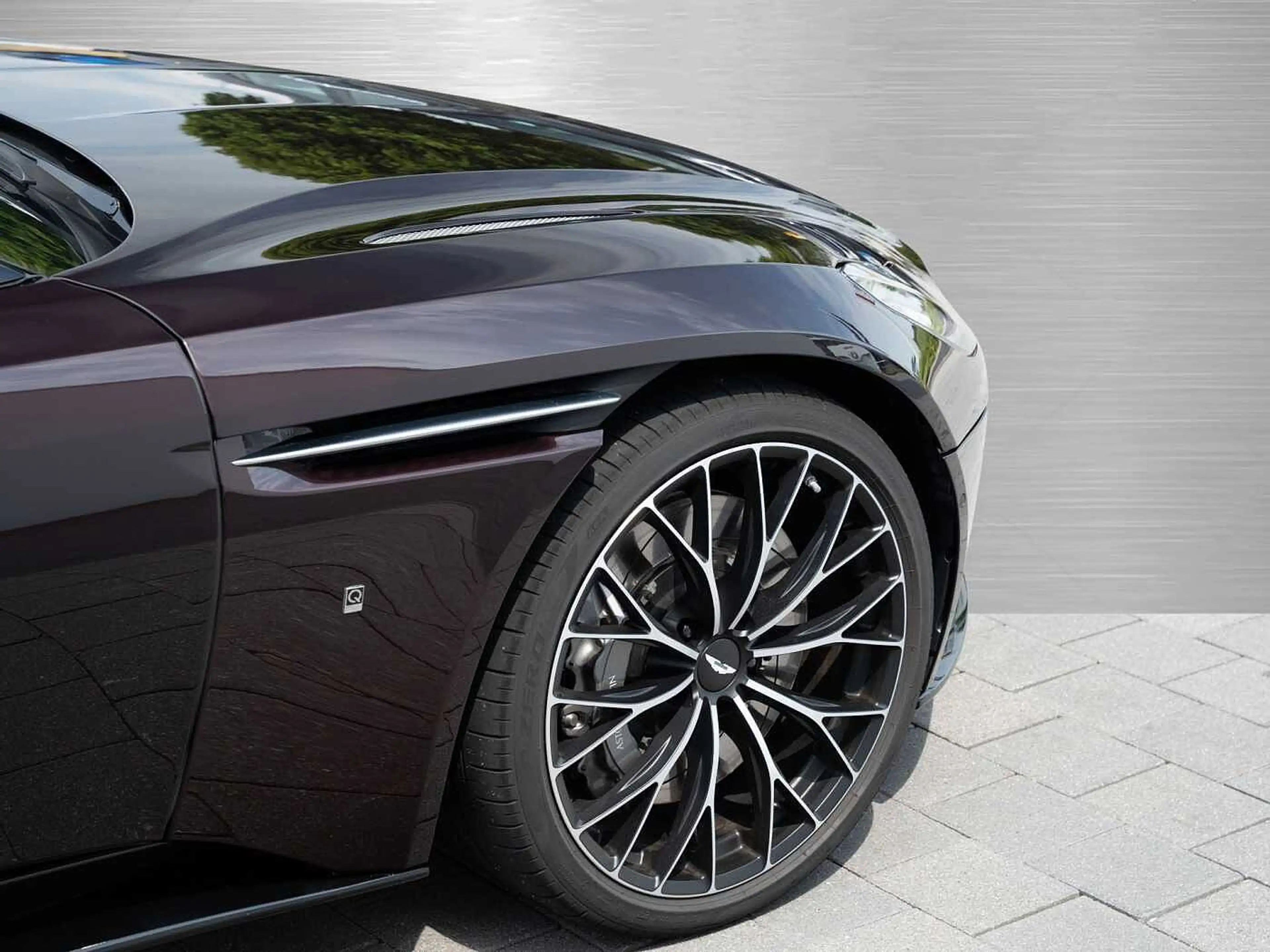 Aston Martin DB11 V8 Volante Q Sonderlackierung — photo 9