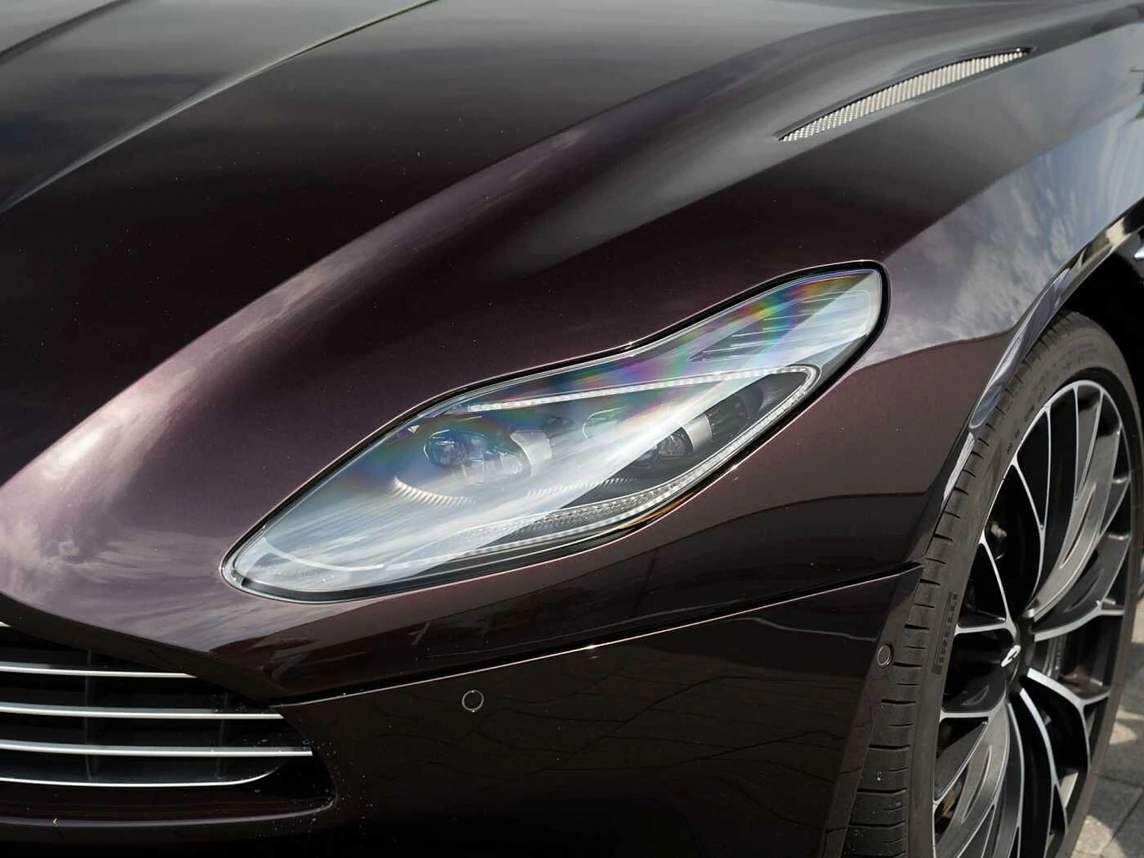 Aston Martin DB11 V8 Volante Q Sonderlackierung — photo 21