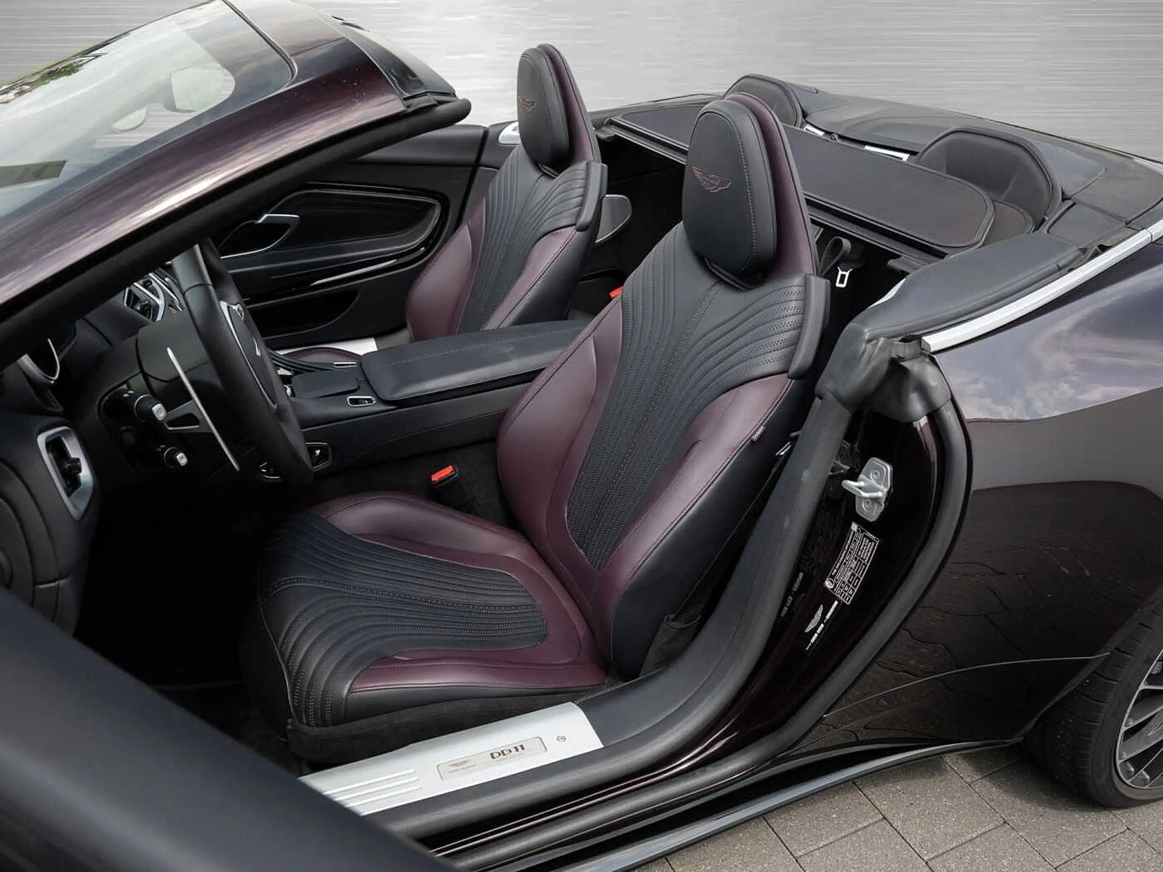 Aston Martin DB11 V8 Volante Q Sonderlackierung — photo 14