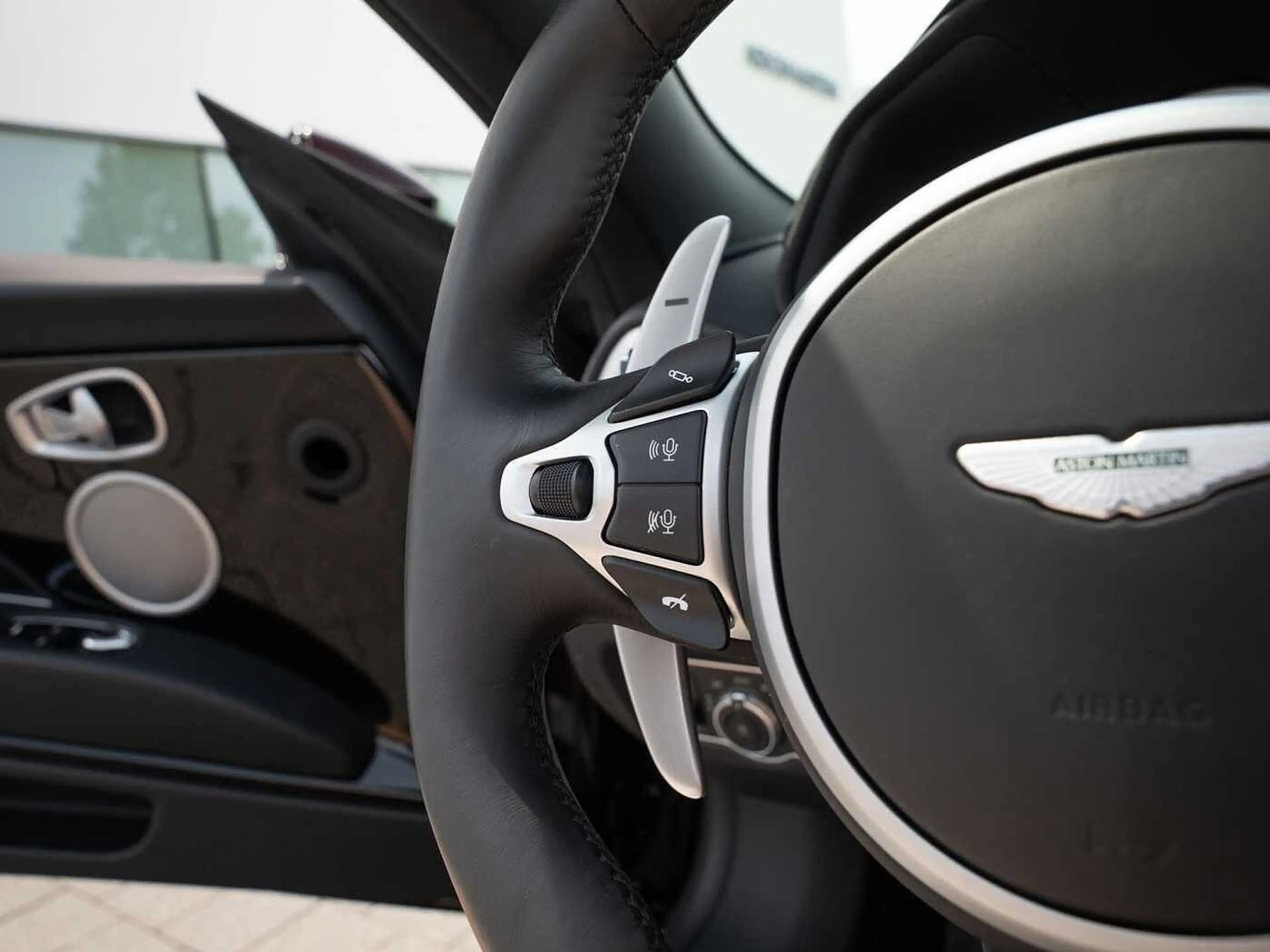 Aston Martin DB11 V8 Volante Q Sonderlackierung — photo 35