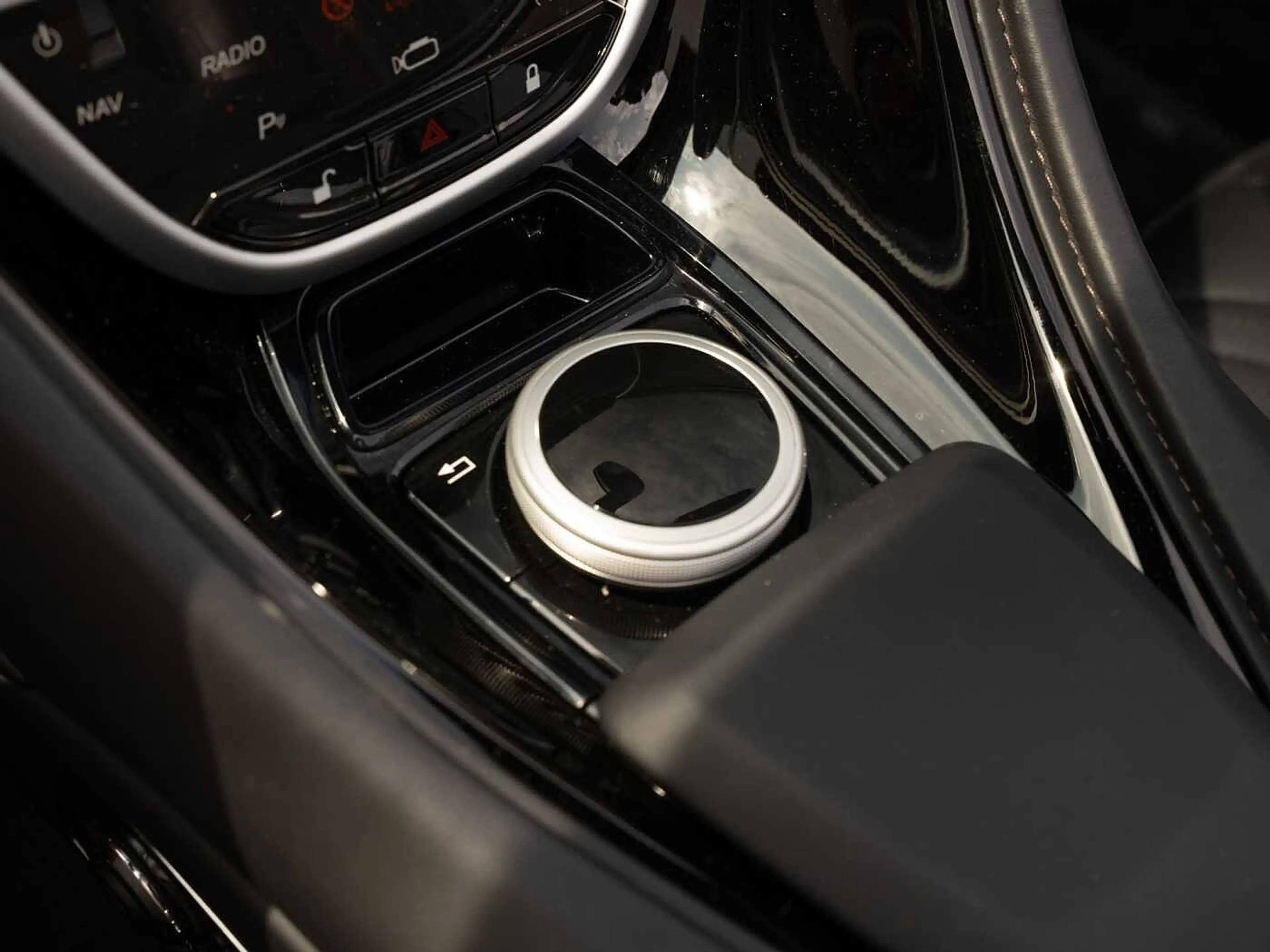 Aston Martin DB11 V8 Volante Q Sonderlackierung — photo 38