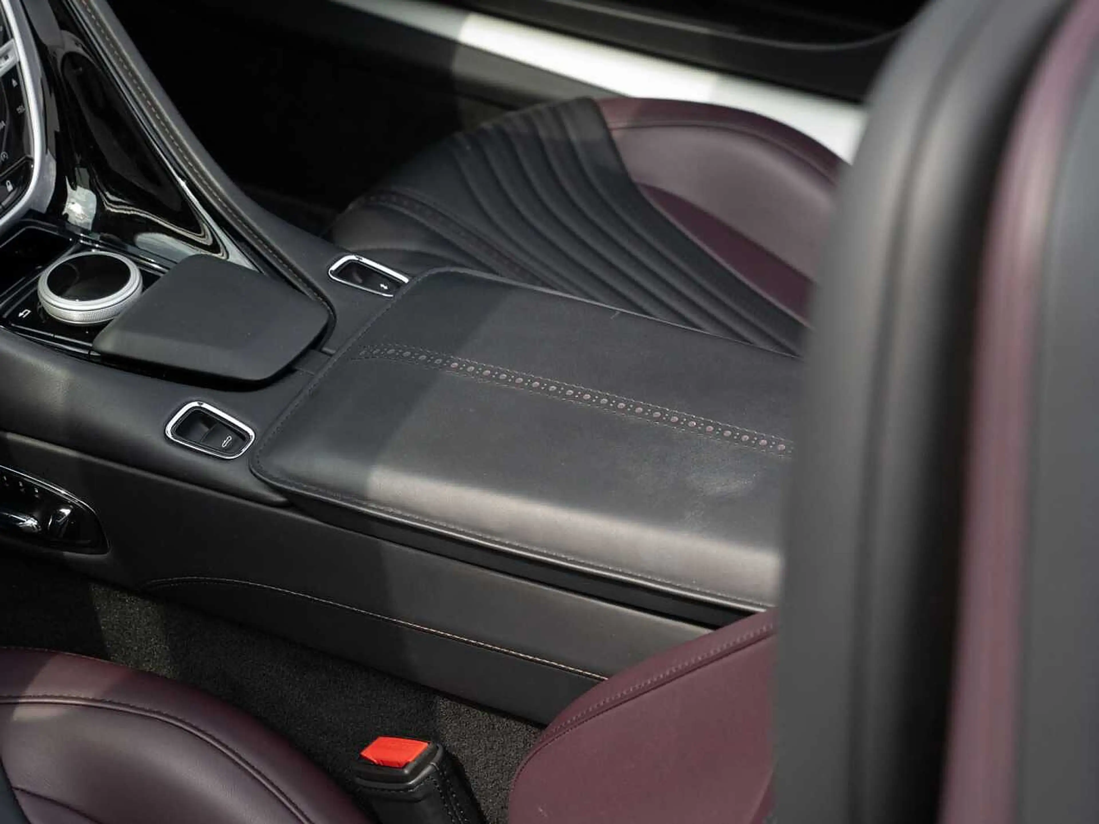Aston Martin DB11 V8 Volante Q Sonderlackierung — photo 32