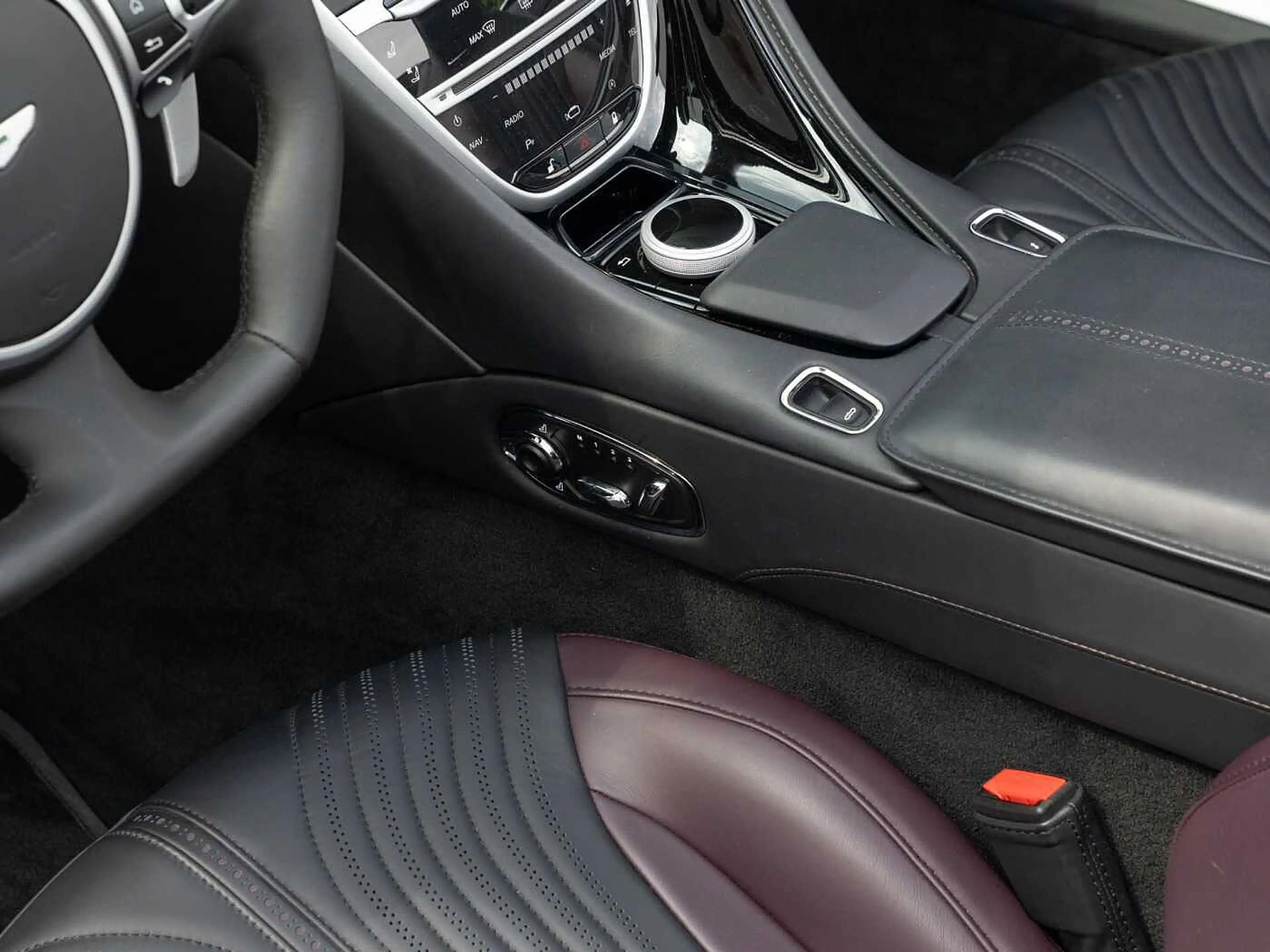 Aston Martin DB11 V8 Volante Q Sonderlackierung — photo 31