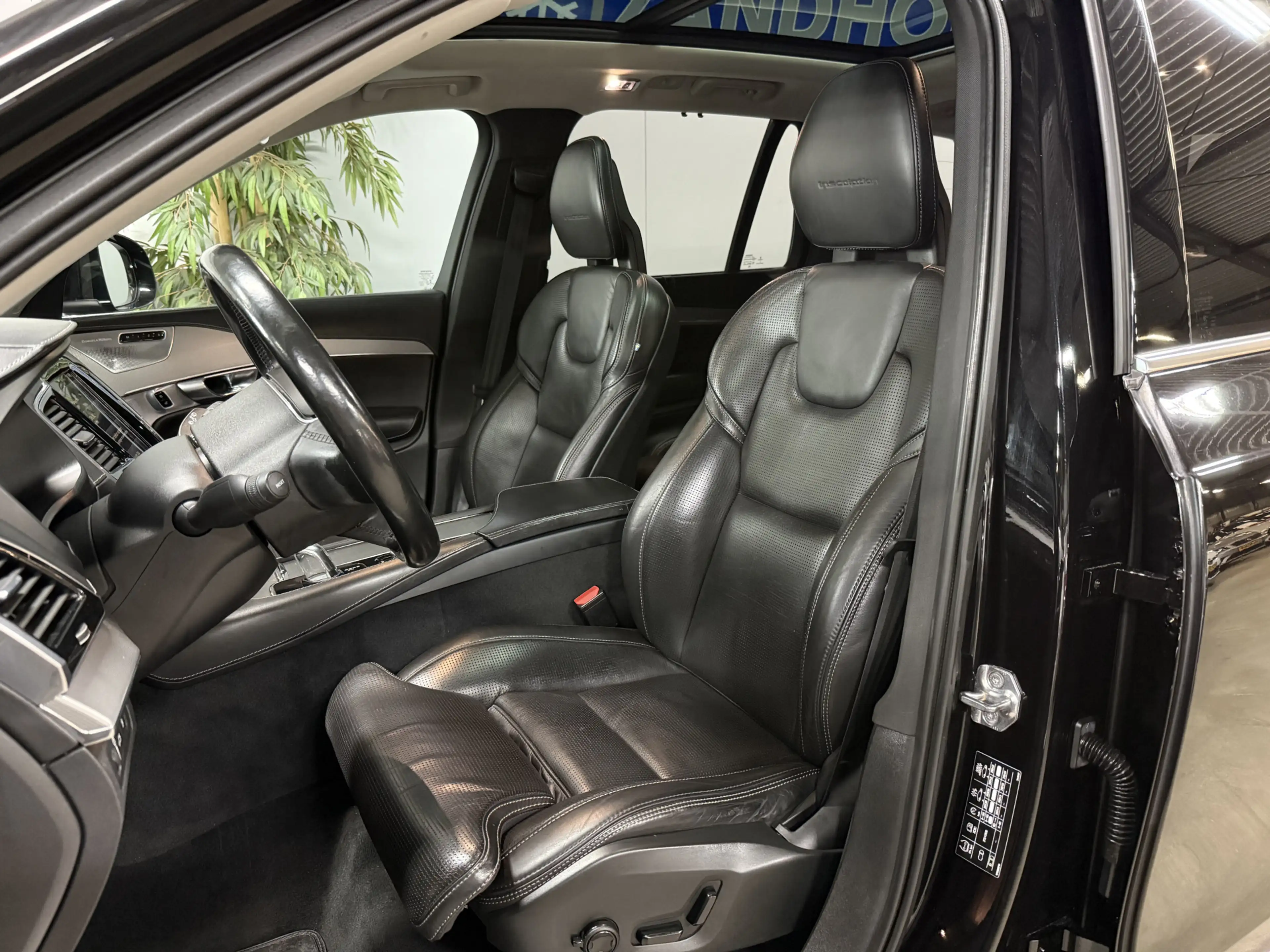 Volvo XC90 2.0 T8 Twin Engine AWD Inscription // 7 Pers // B& — photo 11