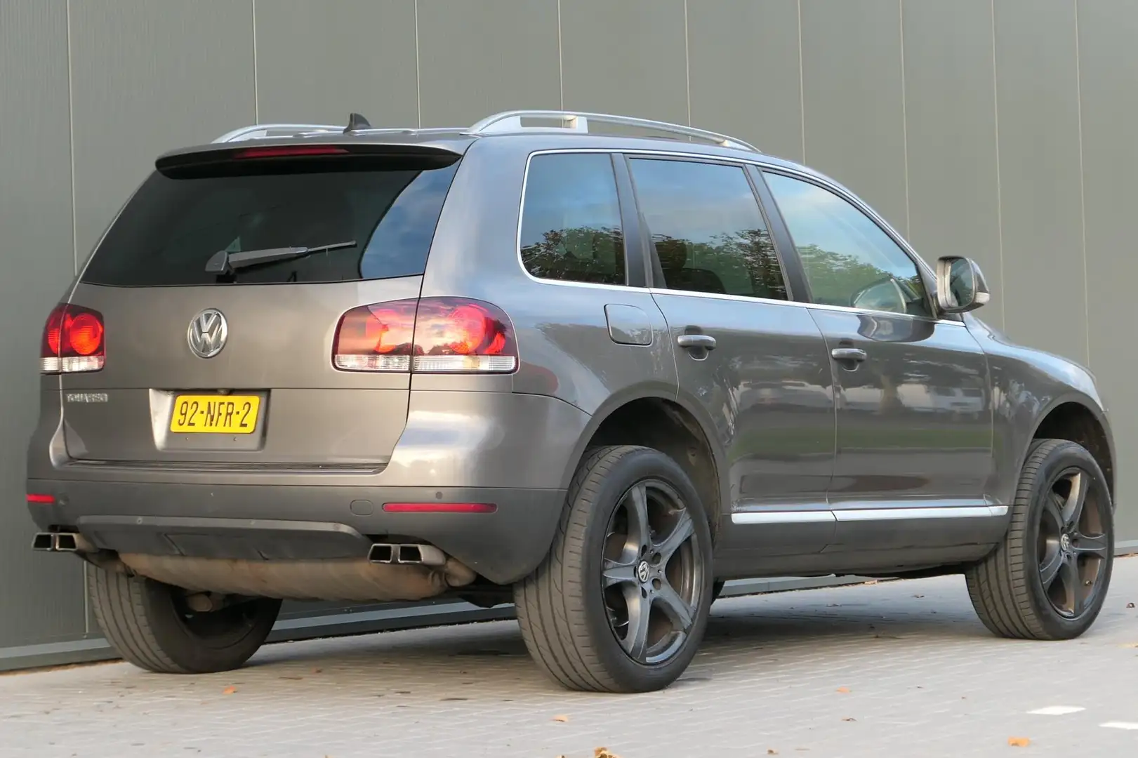 Volkswagen Touareg 3.6 V6 FSI Highline+ Youngtimer Leder Schuifdak Gris - 2