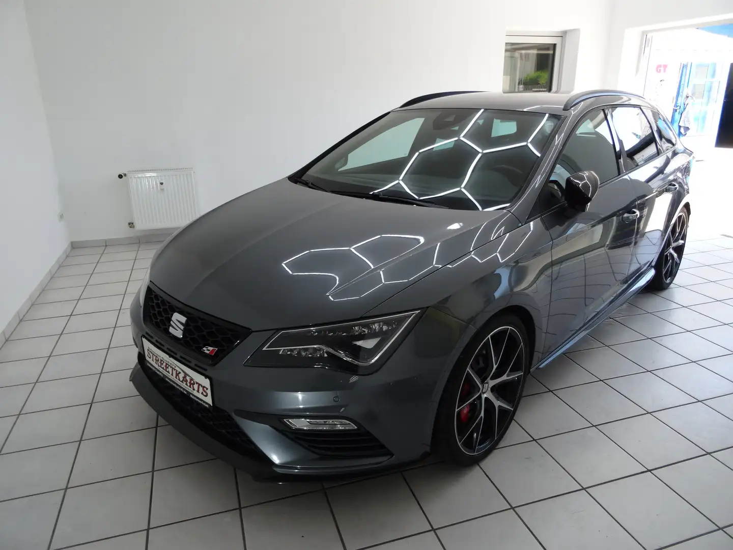 SEAT Leon ST Cupra 300 4Drive Carbon 2.0 Automatik Szary - 2