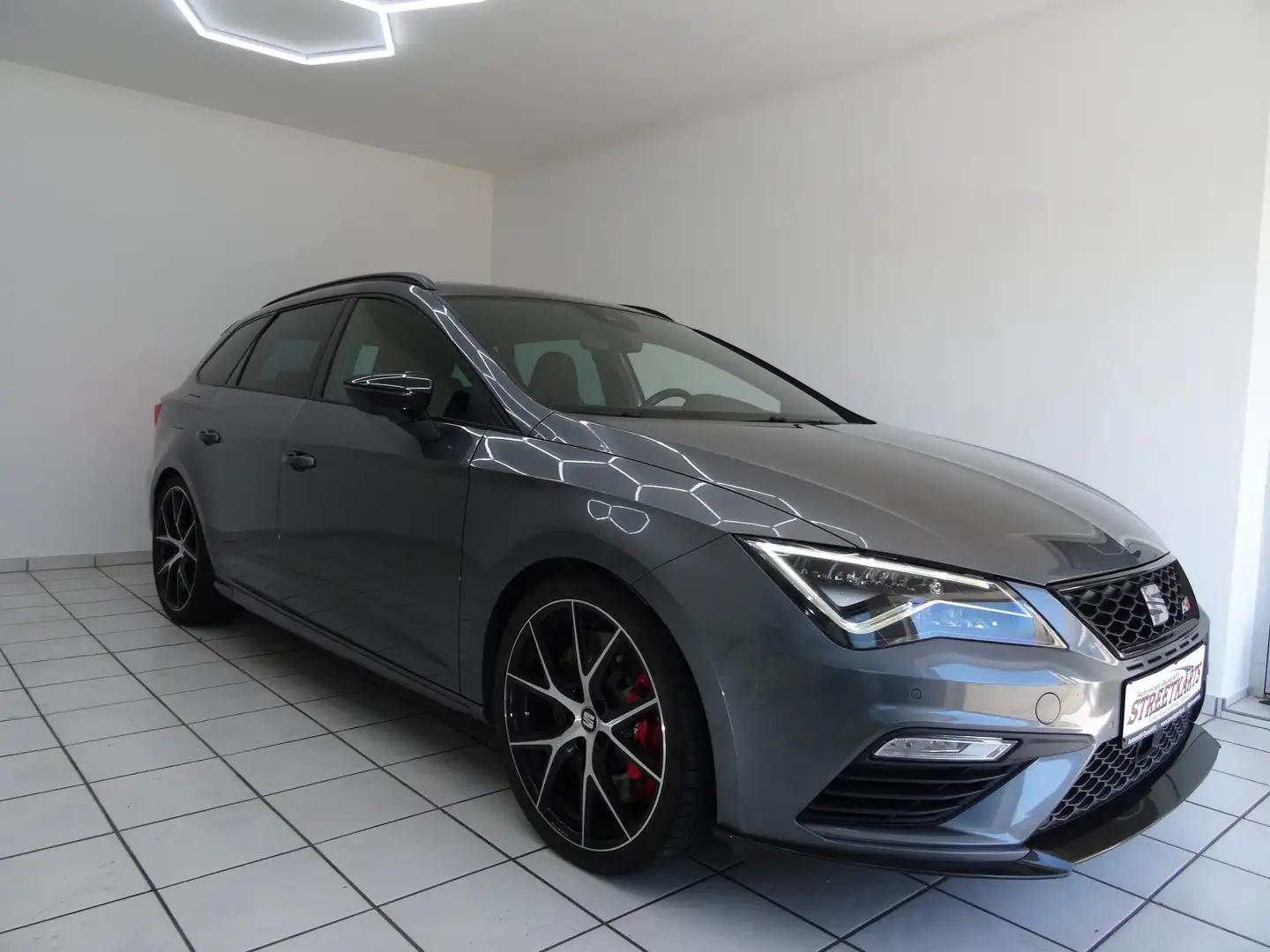 SEAT Leon ST Cupra 300 4Drive Carbon 2.0 Automatik Szary - 1