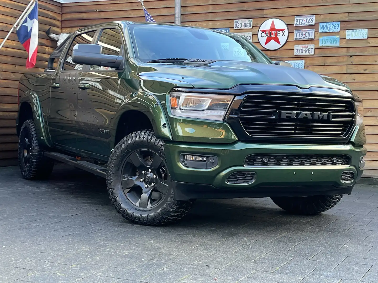 Dodge RAM 1500 OFFROAD 5,7L 4x4 AHK CarPlay Rollbar Grün - 2