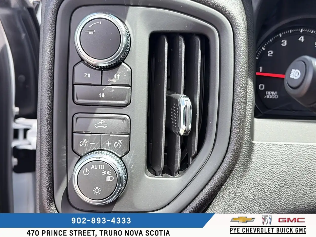GMC Sierra 3500HD снимка GMC Sierra 3500HD