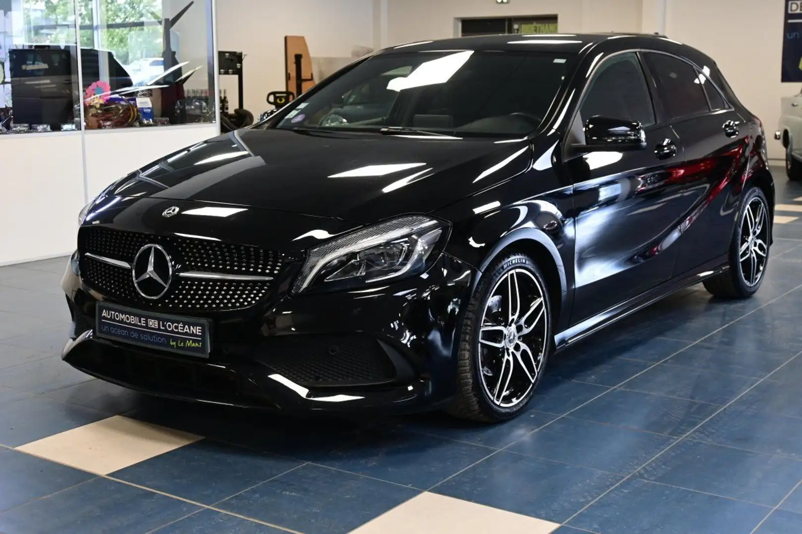 Mercedes-Benz A 180 180 7G-DCT FASCINATION Noir - 1