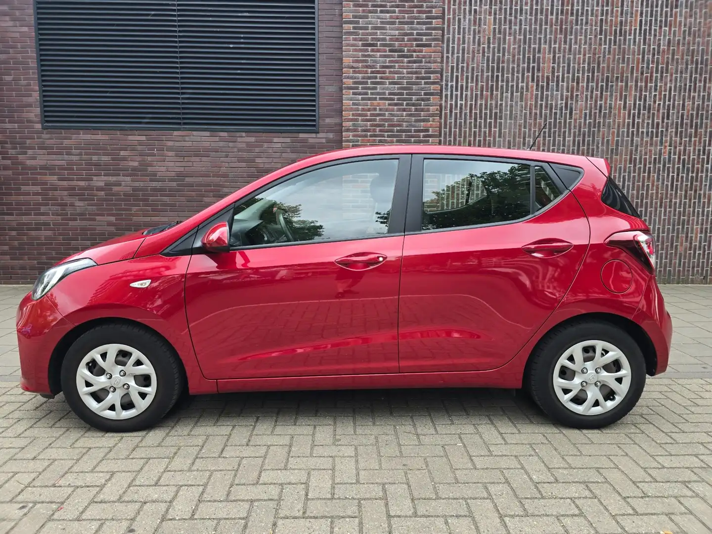 Hyundai i10 Hyundai 1.0i Comfort Airco/Cruise/Navi/PDC/ 1e eig Rood - 2