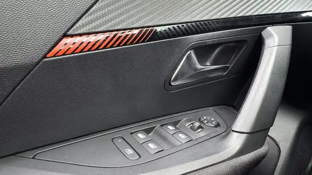 Peugeot E-2008 view 17