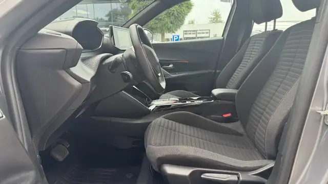 Peugeot E-2008 view 9