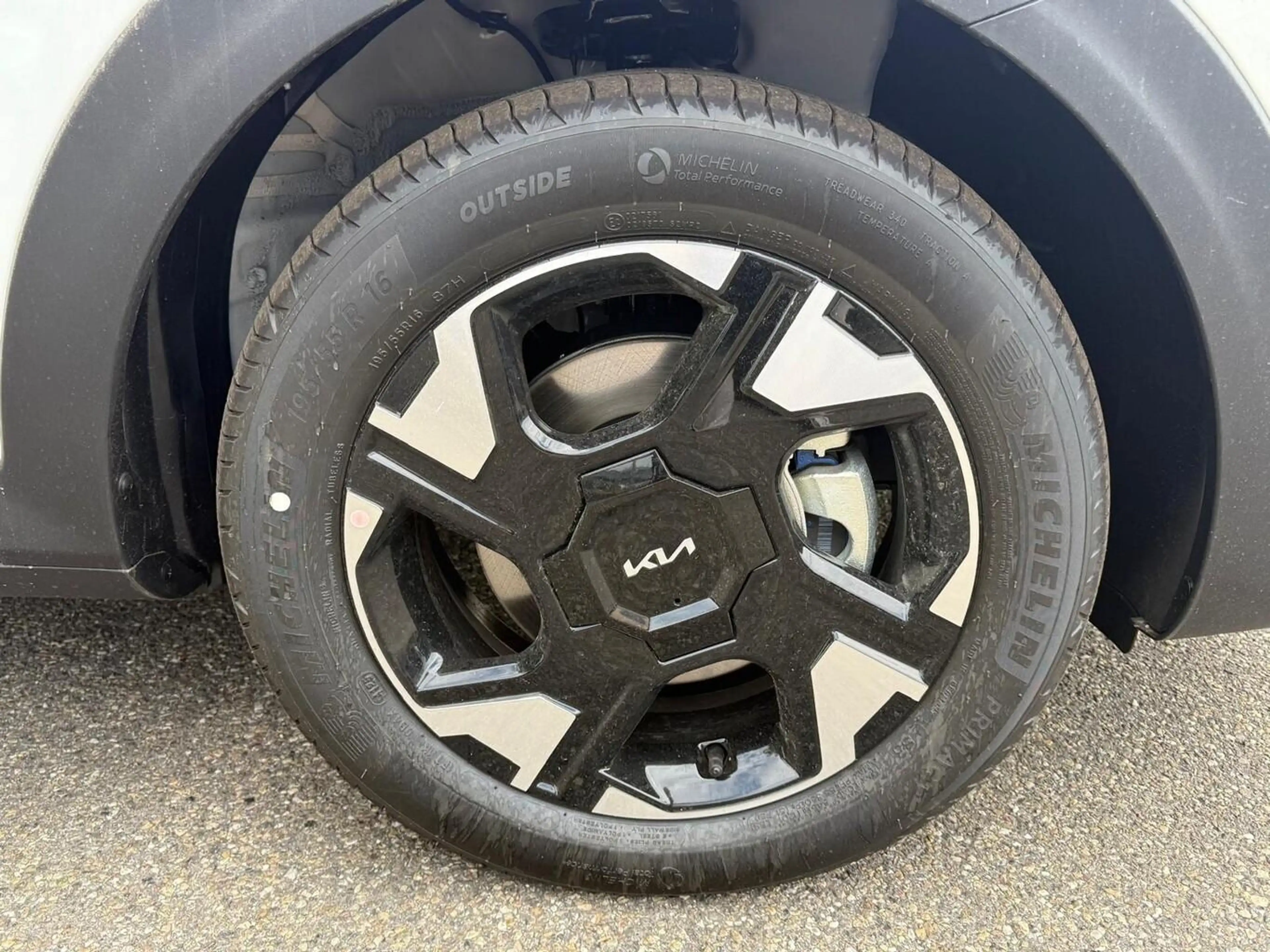 Kia Stonic MT MHEV LED PrivG Nav DigC LM16 2xPDC 84 kW (11... — photo 13
