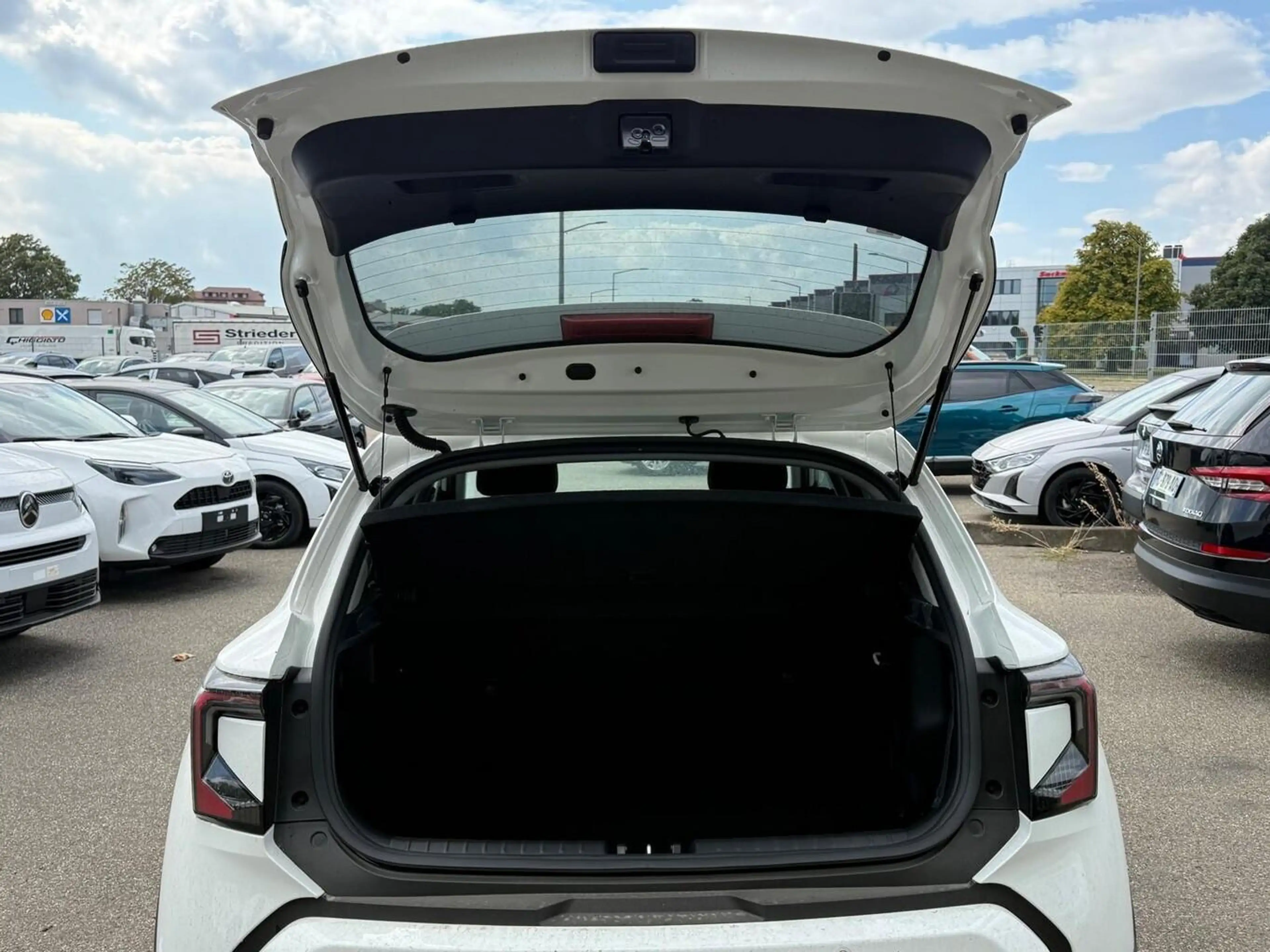 Kia Stonic MT MHEV LED PrivG Nav DigC LM16 2xPDC 84 kW (11... — photo 12