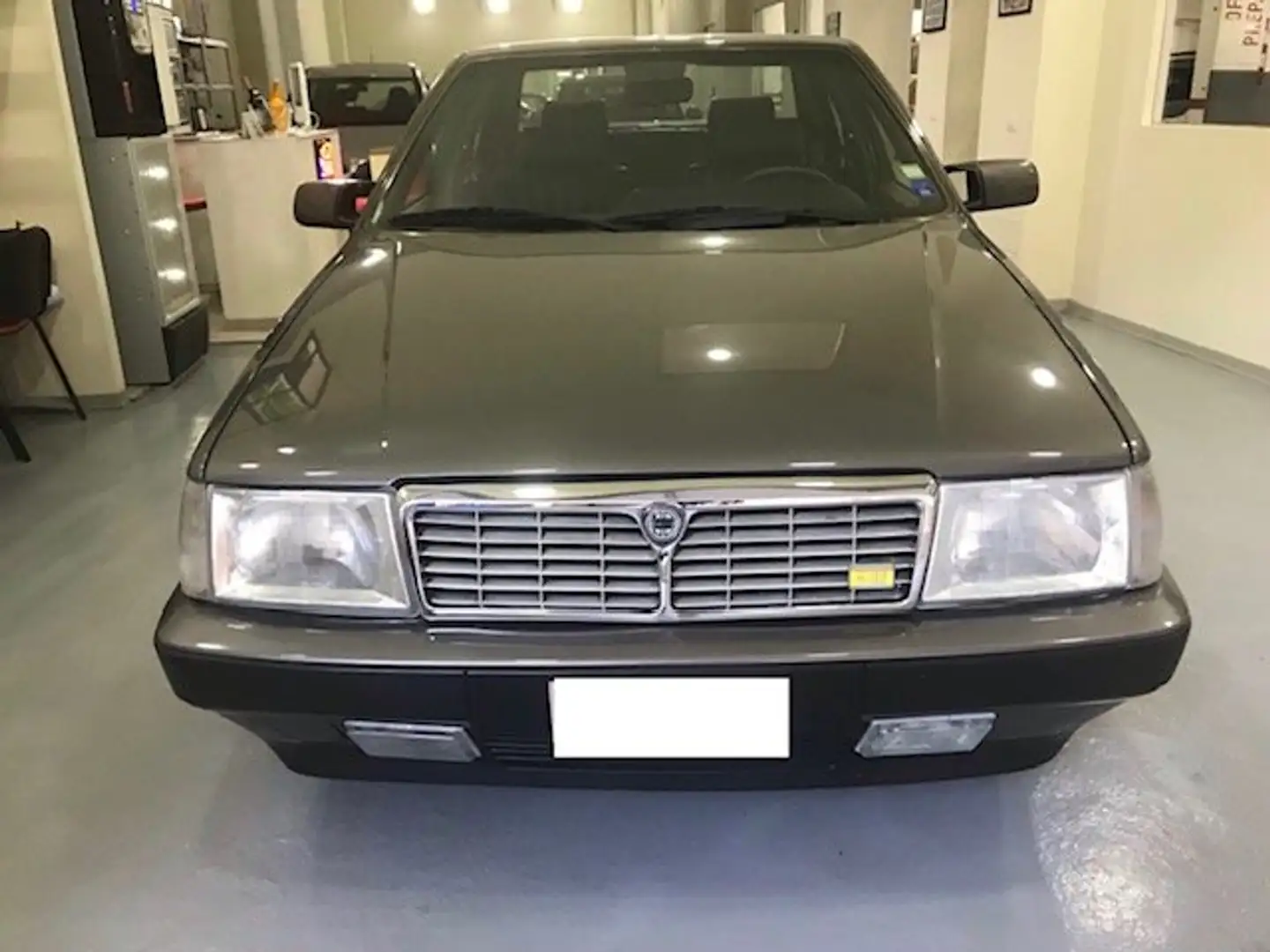 Lancia Thema 8.32 FERRARI PRIMA SERIE Grau - 1