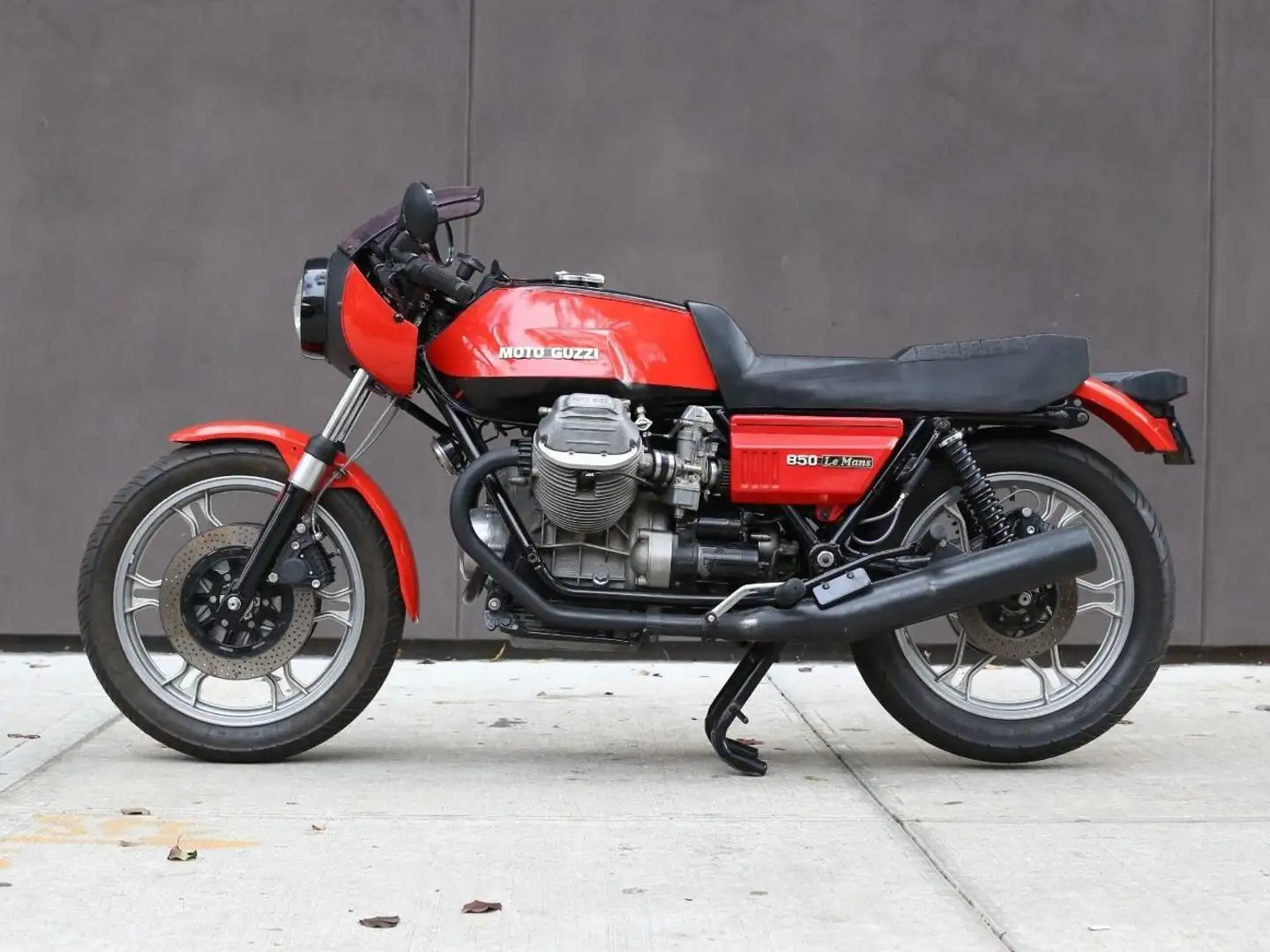 Moto Guzzi 850 Le Mans Rouge - 1