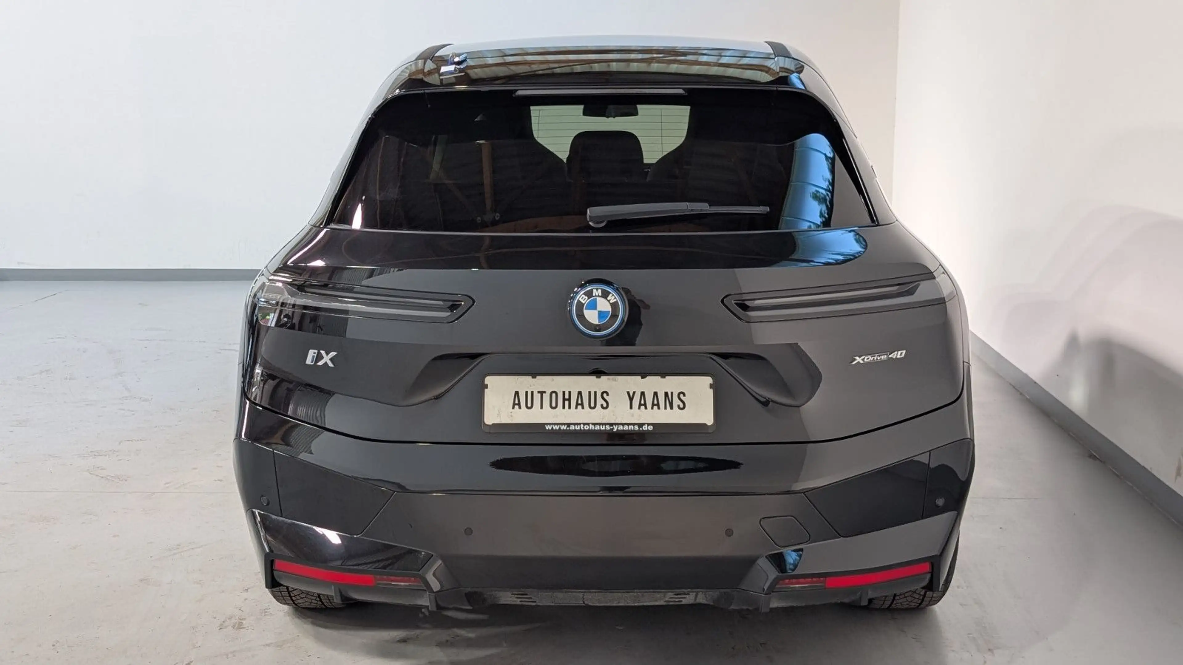 BMW iX 40 Sport HUD+H/K+SOFT+360°+MEM+KEY+PANO+AHK — photo 5
