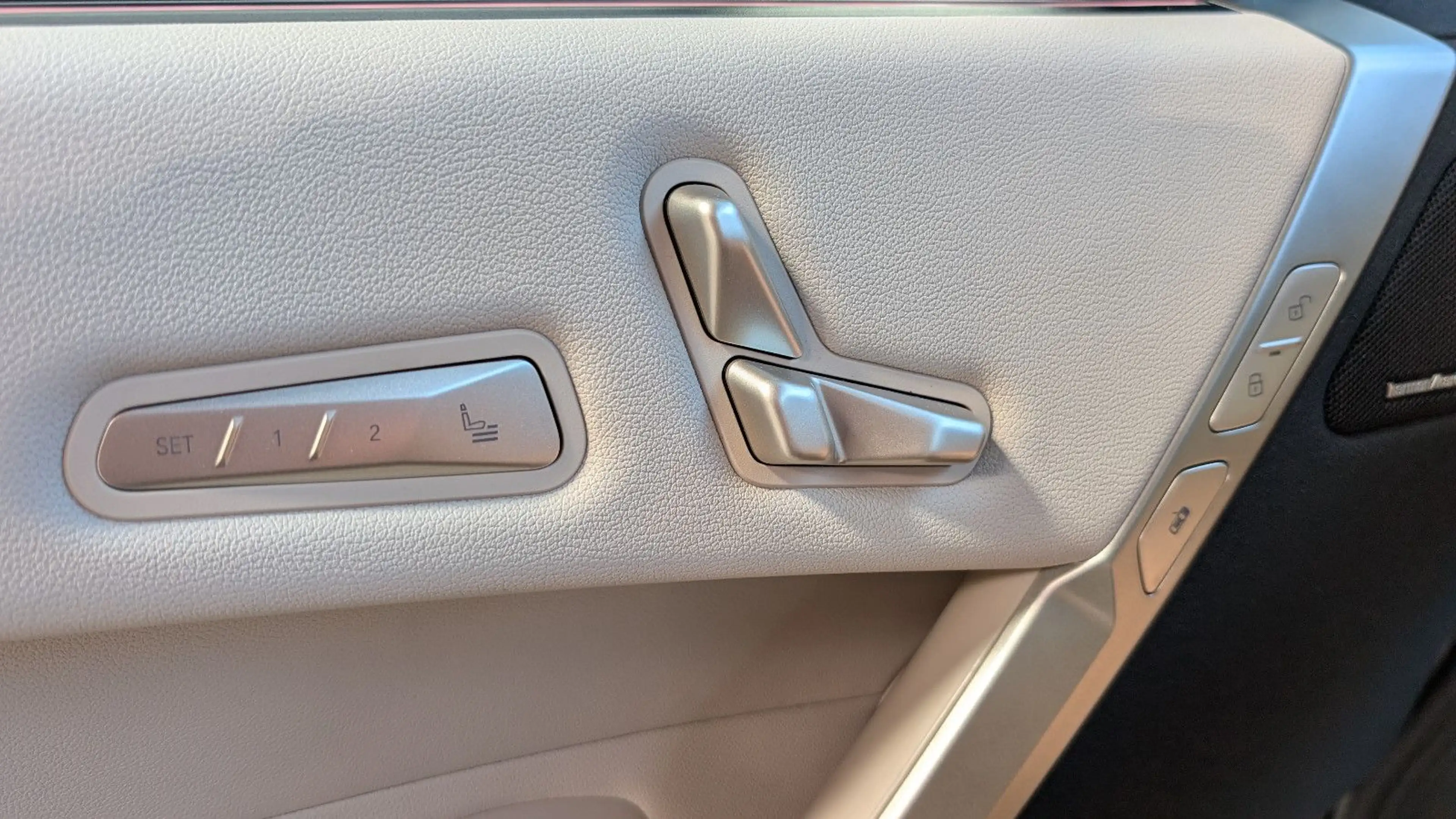 BMW iX 40 Sport HUD+H/K+SOFT+360°+MEM+KEY+PANO+AHK — photo 14