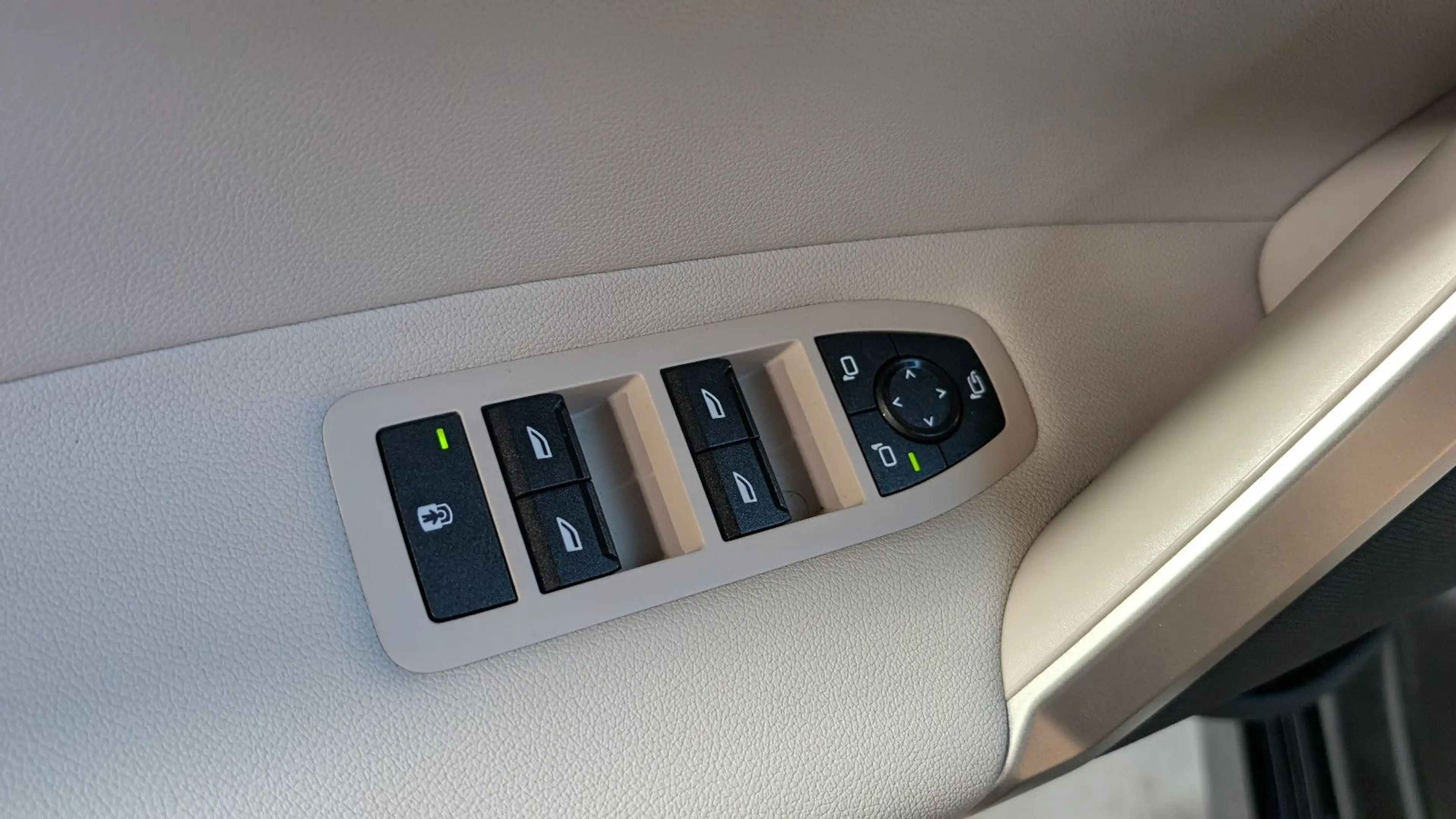 BMW iX 40 Sport HUD+H/K+SOFT+360°+MEM+KEY+PANO+AHK — photo 15