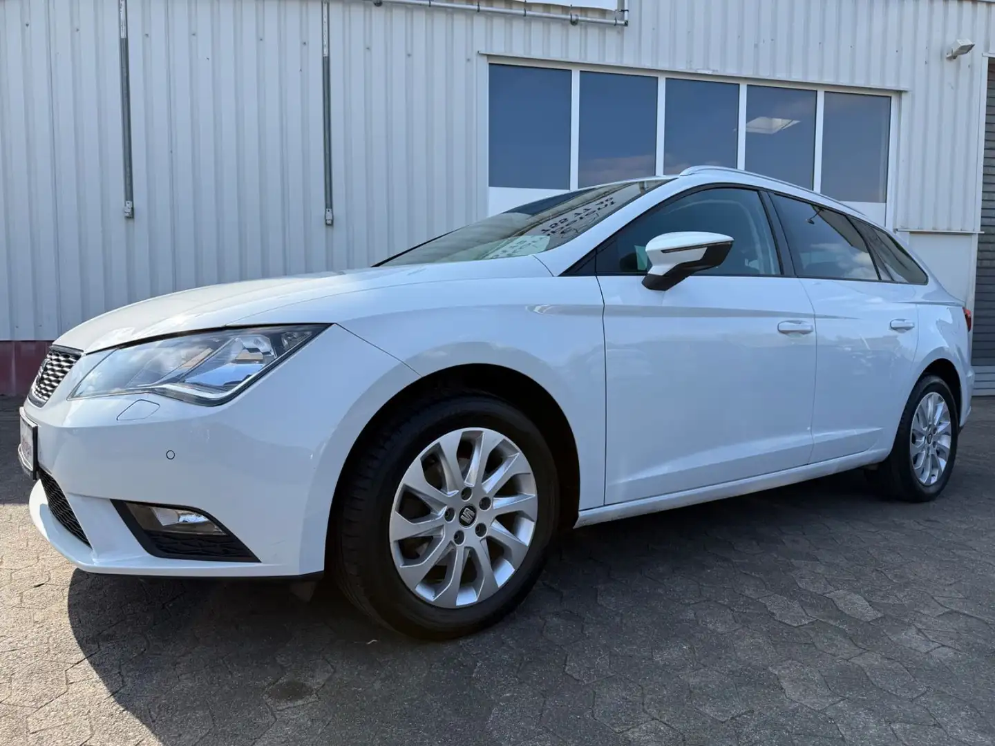 SEAT Leon ST 1.2 TSI 81kW 110PS Style/Navi/SHZ/Kamera Weiß - 2
