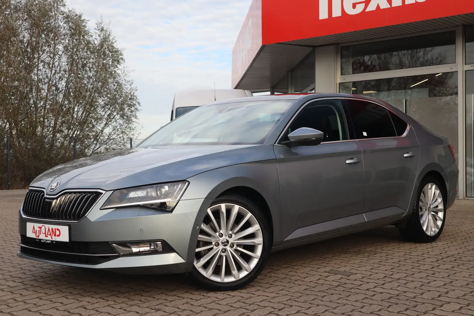 Skoda Superb 2.0 TDI Style Navi ACC Sitzheizung DAB Gris - 2