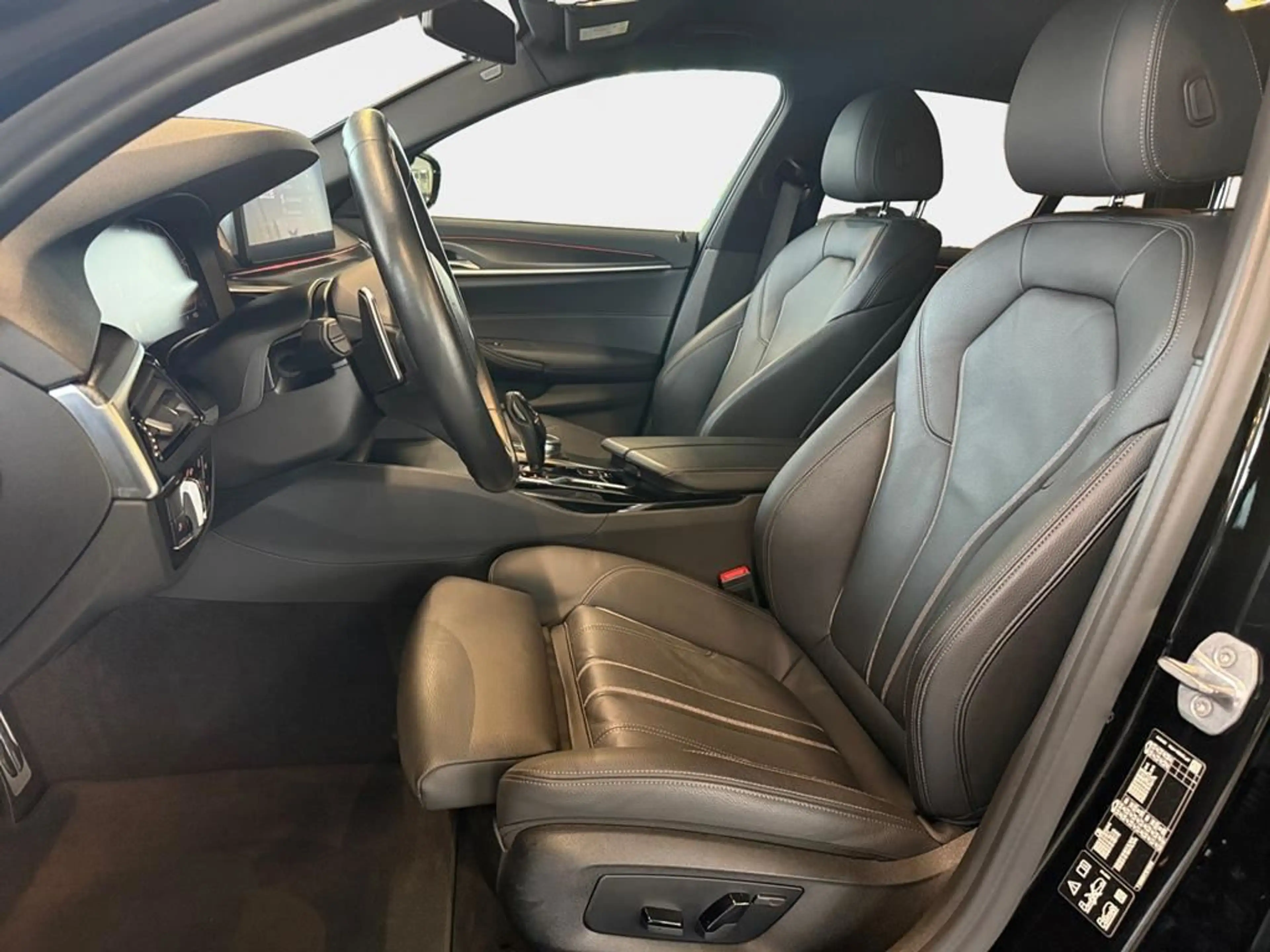 BMW 540 M Sport — photo 11