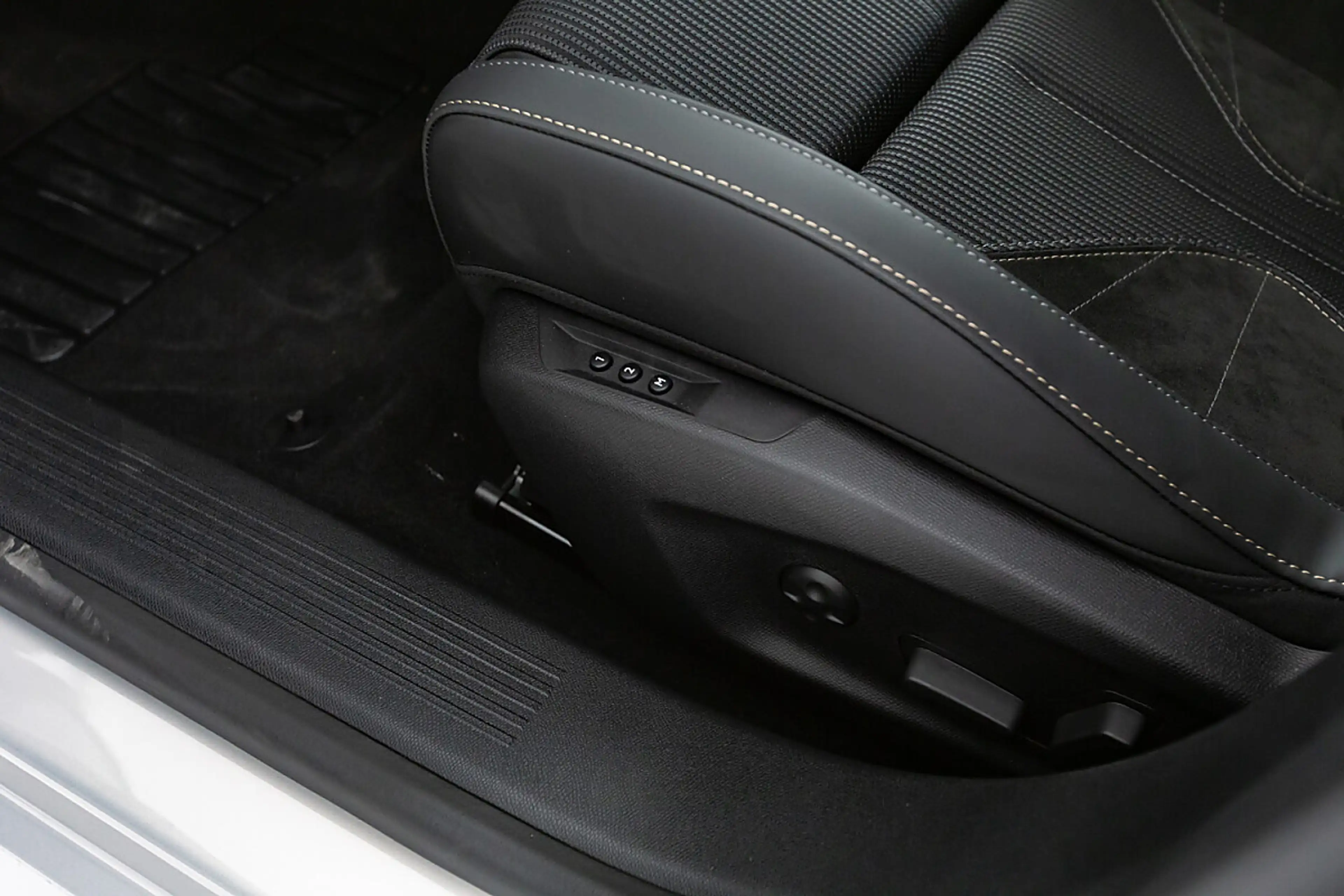 DS Automobiles DS 4 Hybrid 145 eDCT6 Edition France — photo 13