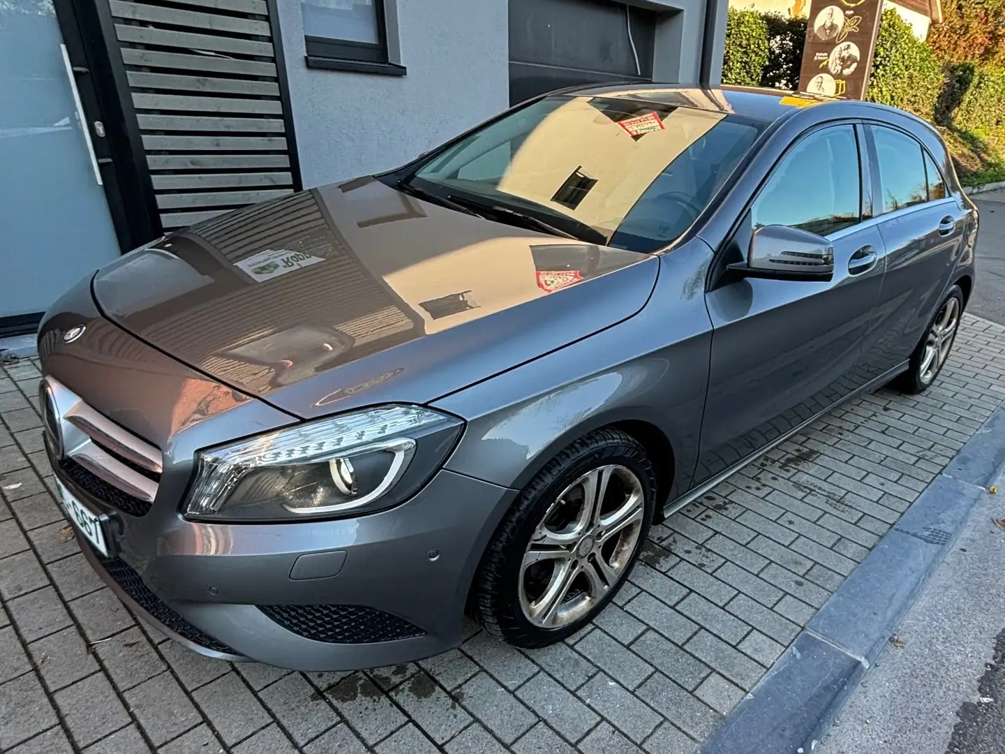 Mercedes-Benz A 180 BE Edition Gris - 2