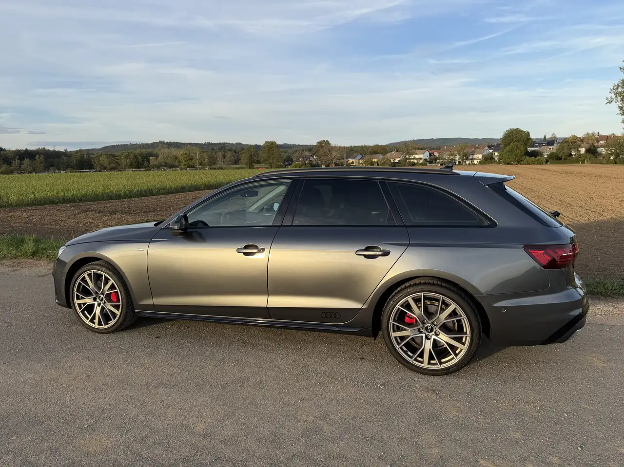 Audi A4 40 TDI S line — photo 1 of 16