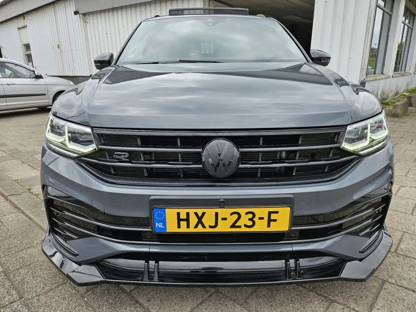 Volkswagen Tiguan 1.5 TSI R-Line Grau - 2