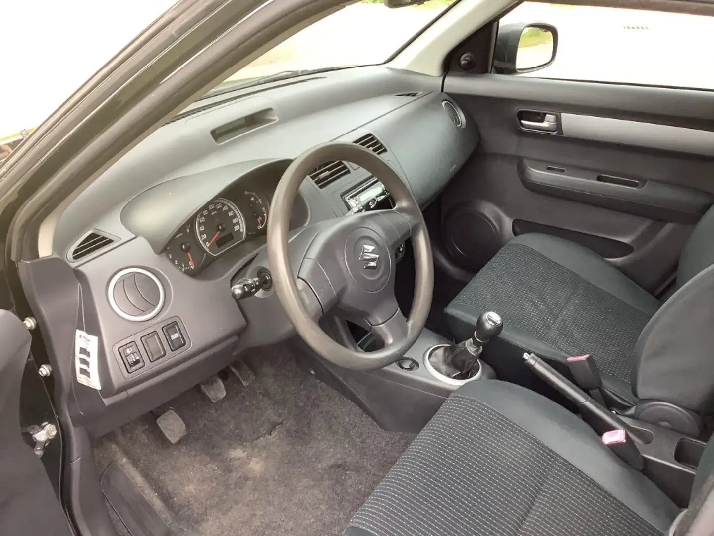 Suzuki Swift 1.3 GA Negro - 2