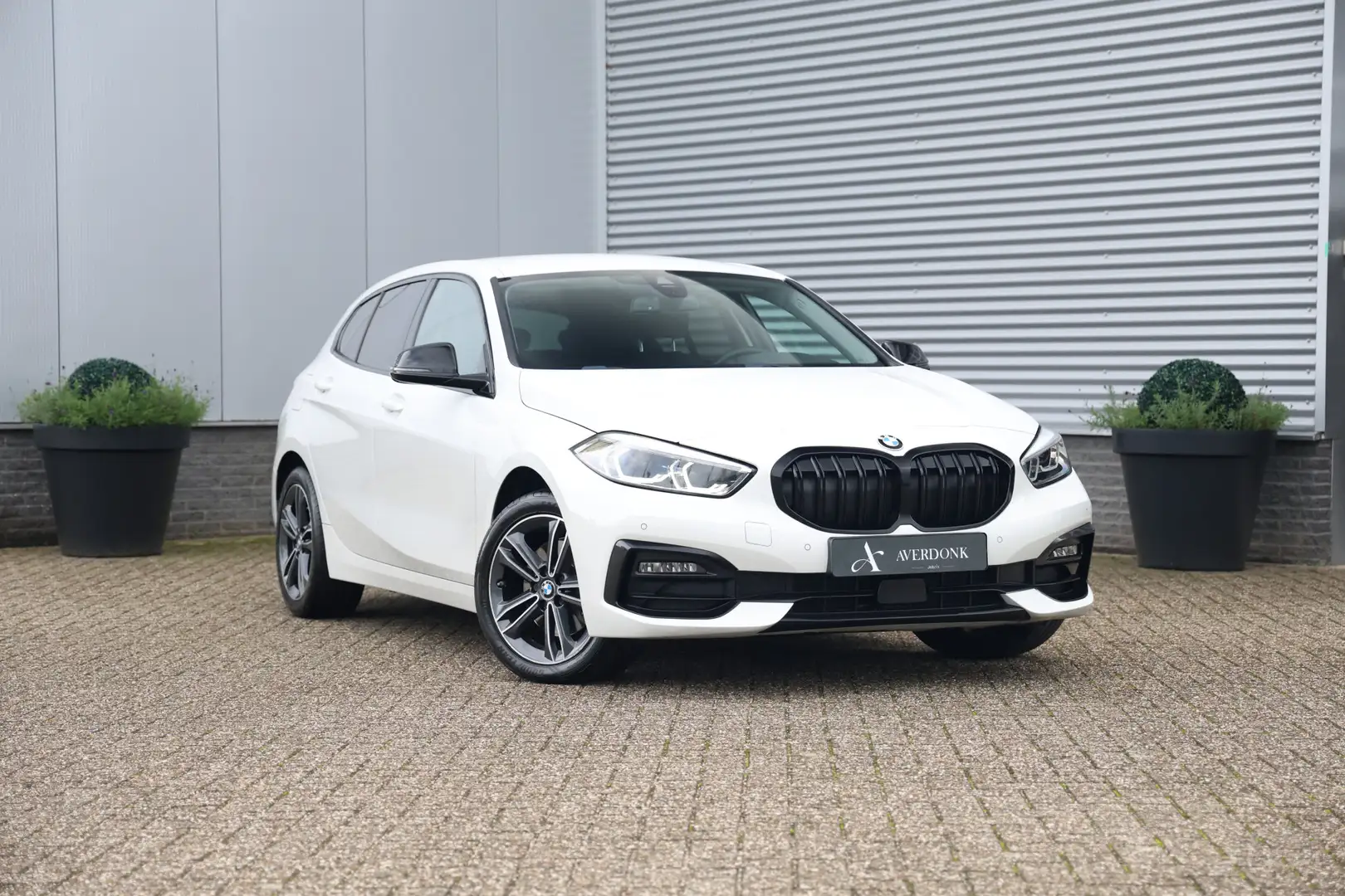 BMW 118 1-serie 118i Executive Sportline Aut. NAP|Sportst| Wit - 1