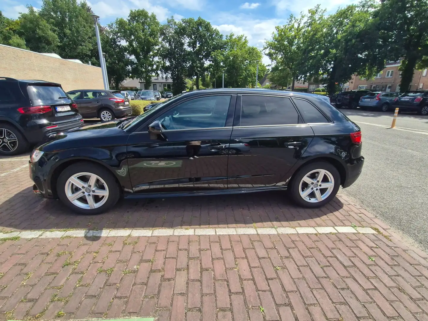 Audi A3 A3 1.8 T Automatik Ambiente Sportback 40etron Zwart - 2