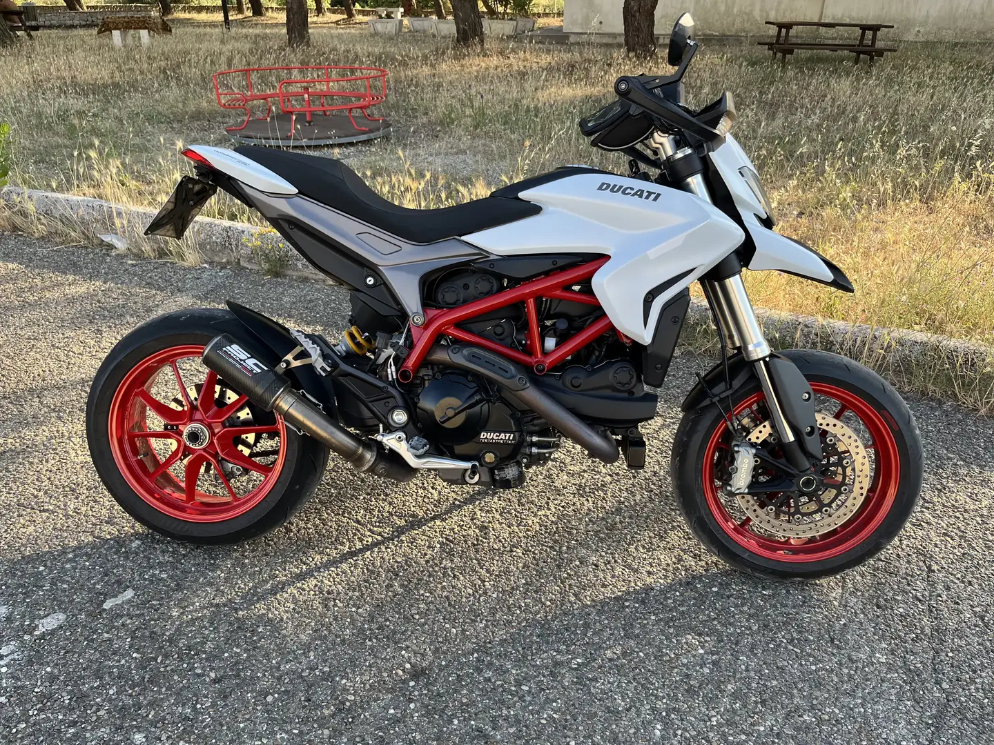 Ducati Hypermotard 939 star white silk - 1