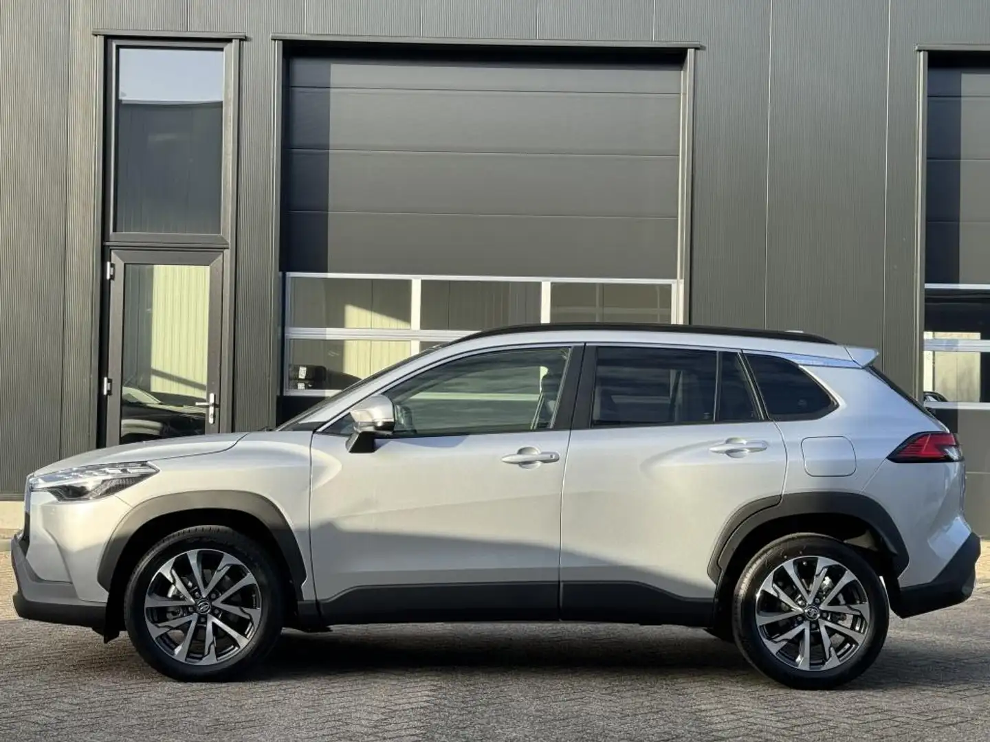 Toyota Corolla Cross 1.8 Hybrid 140 Style Automaat Premium Pack I en II Grijs - 2