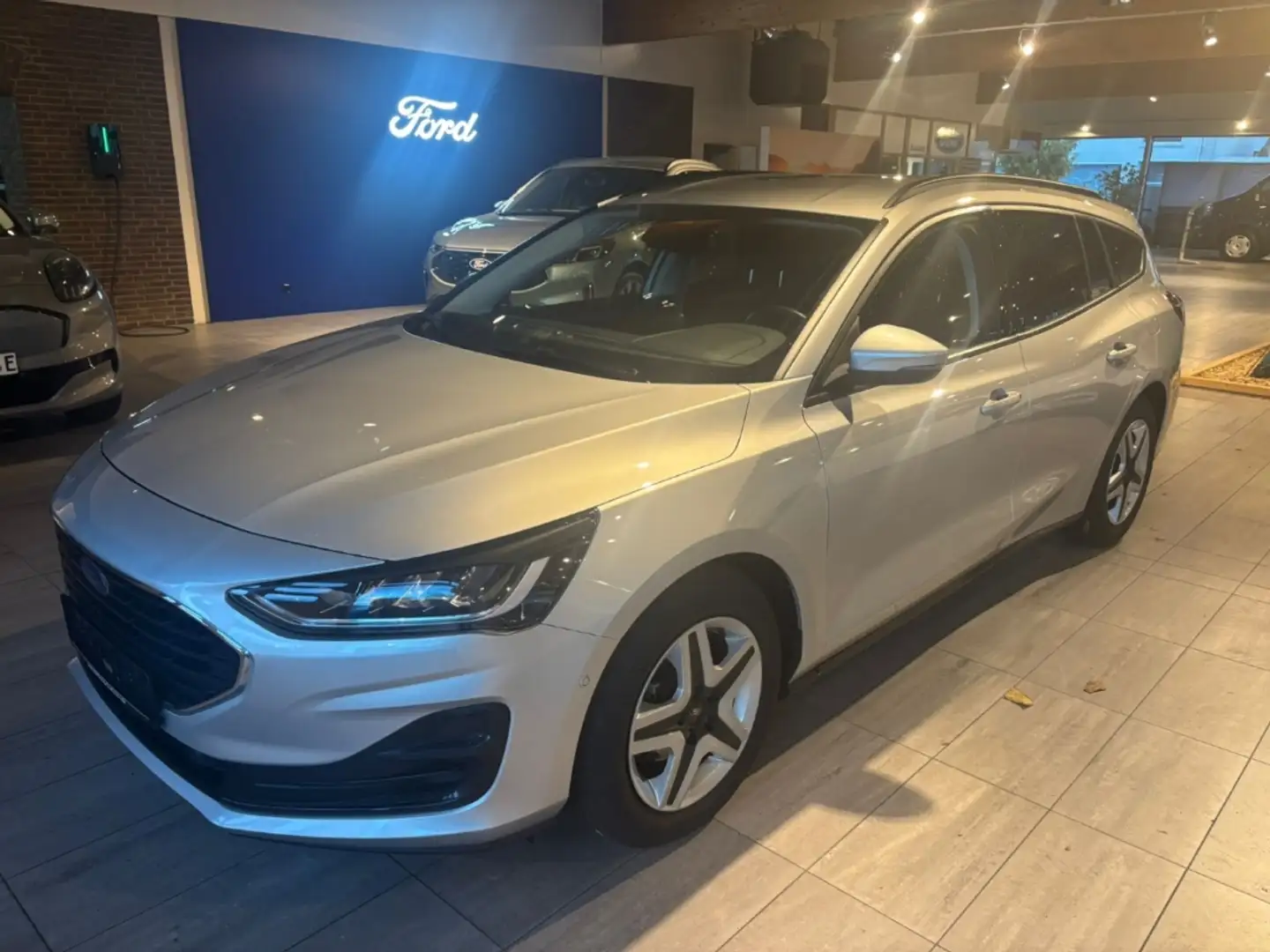 Ford Focus COOL & CONECT NAVI / AHK / PDC / WINTER-PAKET Zilver - 2