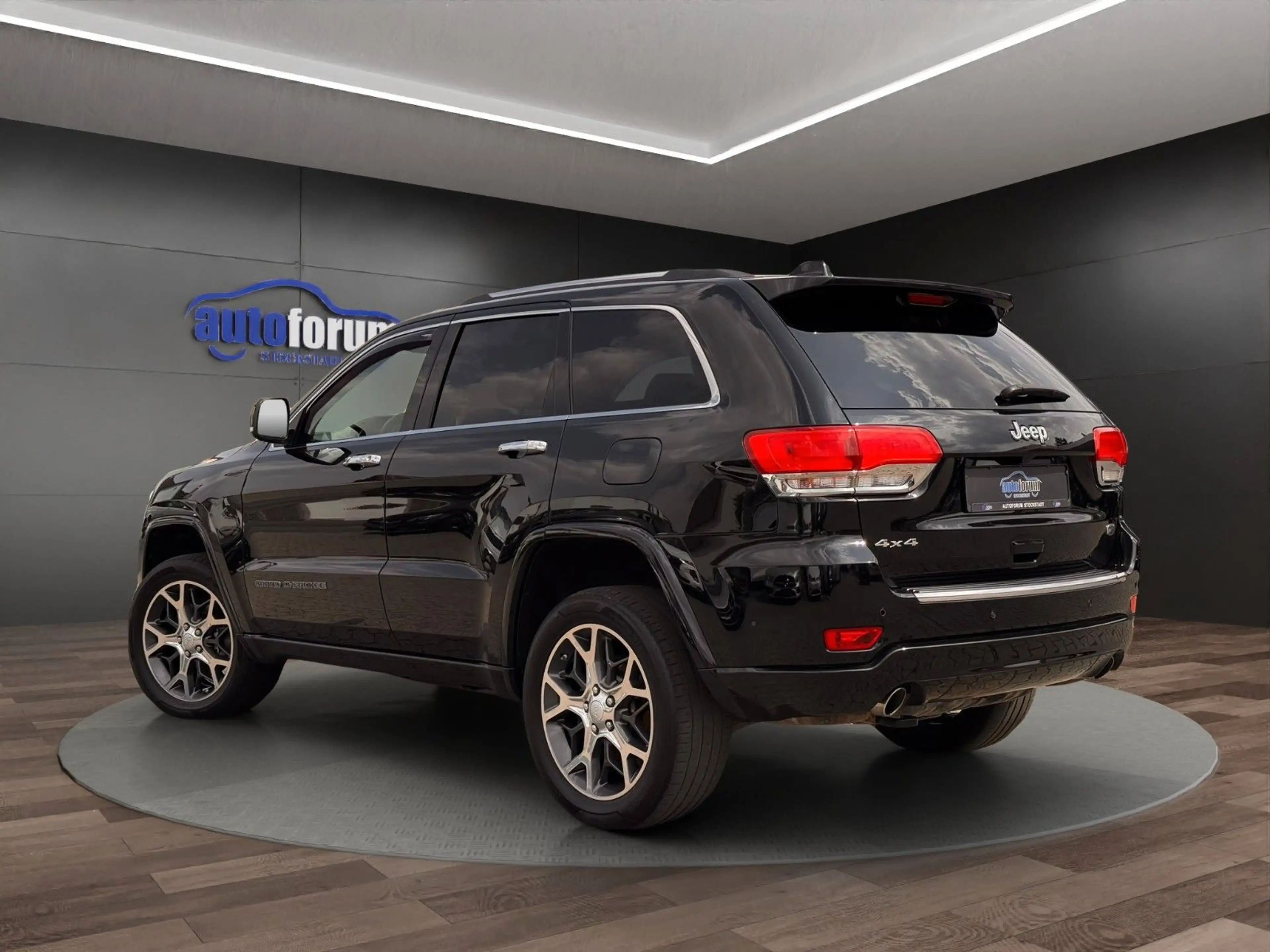 Jeep Grand Cherokee 3.0 CRD Overland AHK°ACC°PANO°20" — photo 4
