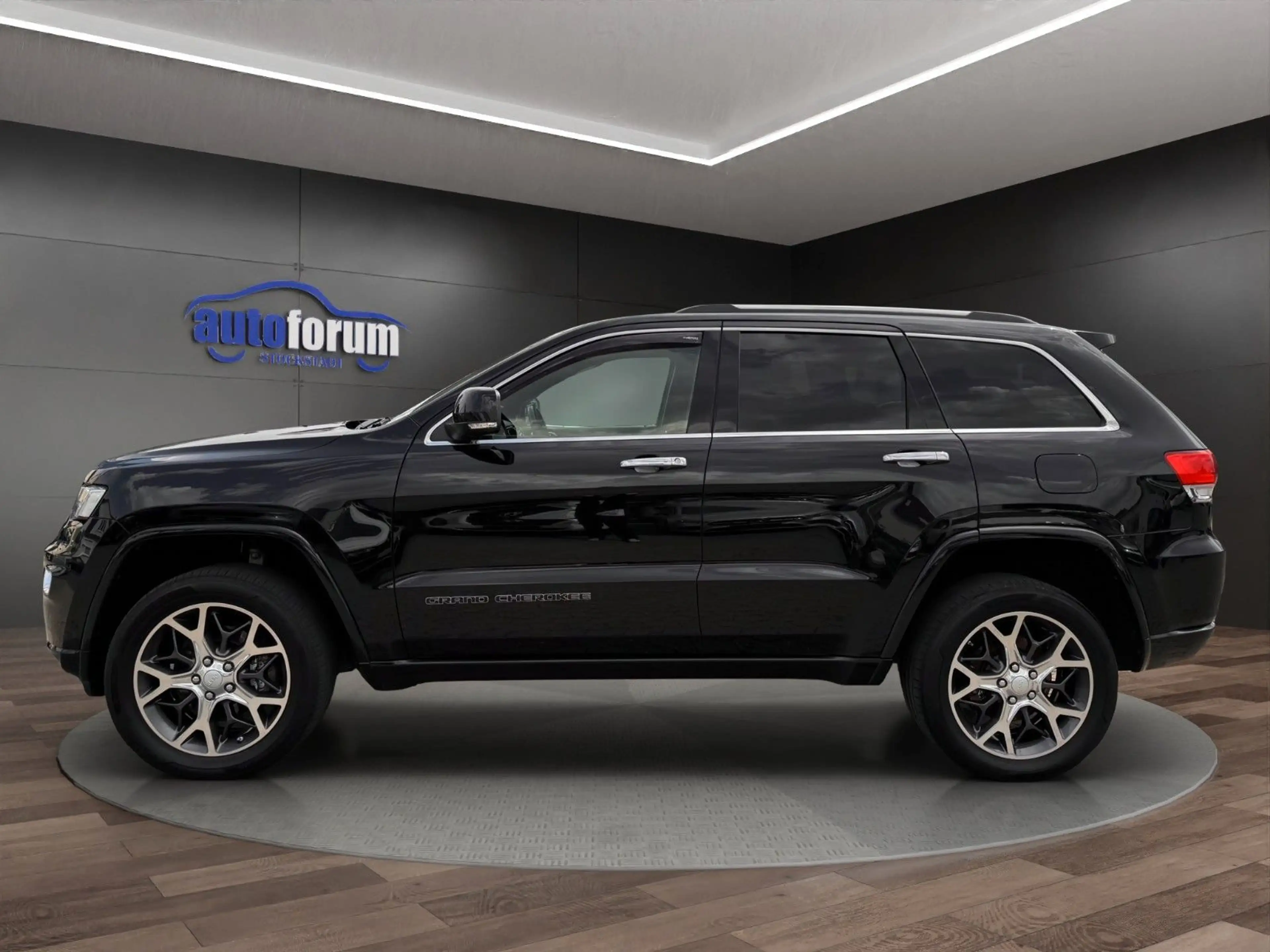 Jeep Grand Cherokee 3.0 CRD Overland AHK°ACC°PANO°20" — photo 9