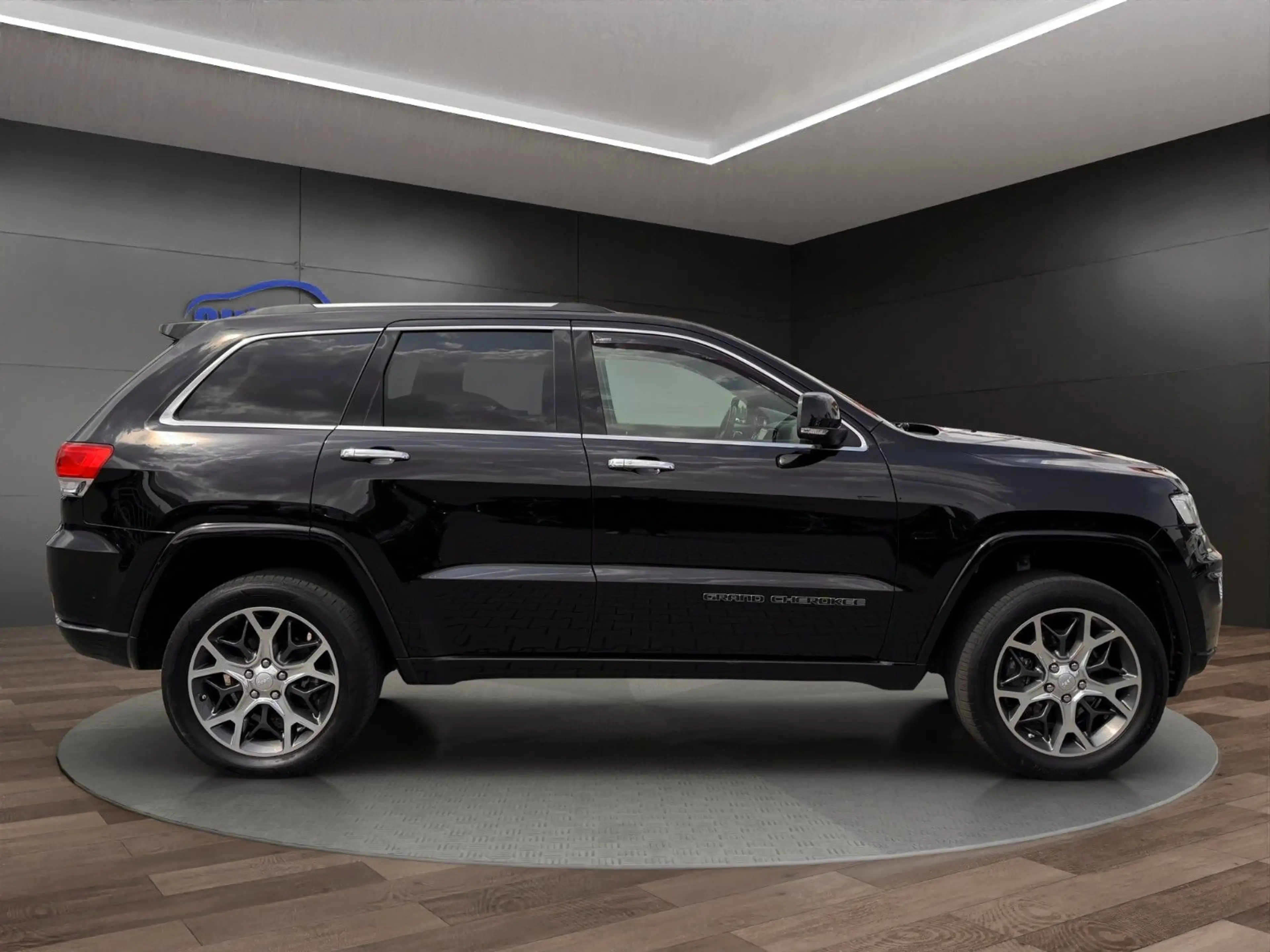 Jeep Grand Cherokee 3.0 CRD Overland AHK°ACC°PANO°20" — photo 8