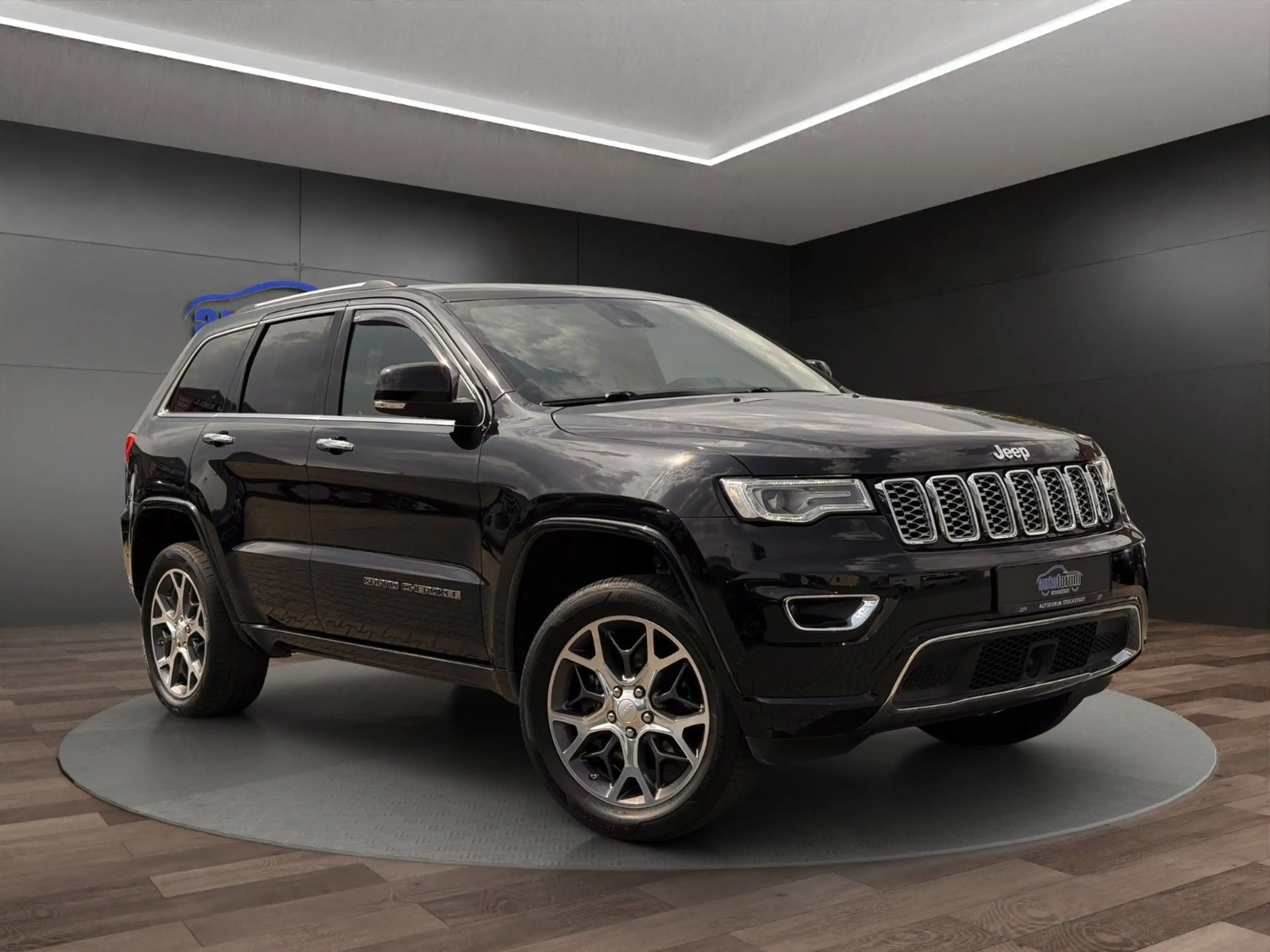 Jeep Grand Cherokee 3.0 CRD Overland AHK°ACC°PANO°20" — photo 3