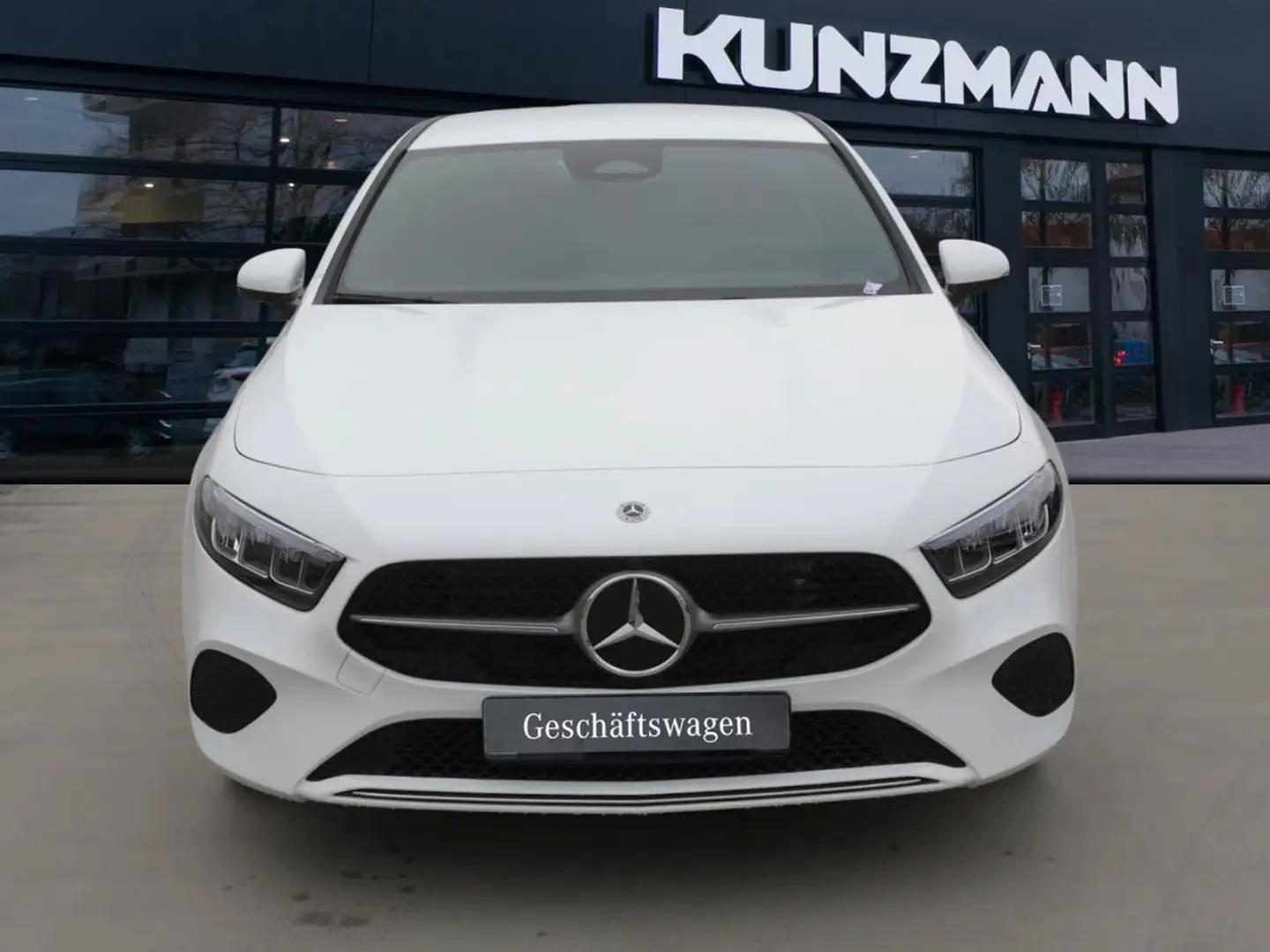 Mercedes-Benz A 180 Kompaktlimousine Progressive Distronic AHK Weiß - 2