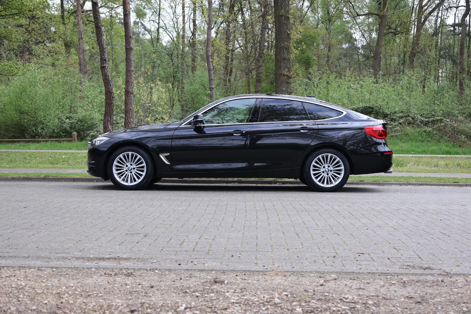 BMW 320 3-serie Gran Turismo 320i High Executive Edition L Zwart - 2