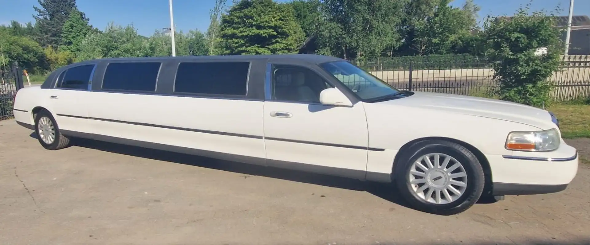 Lincoln Town Car stretch limousine limo Blanc - 1