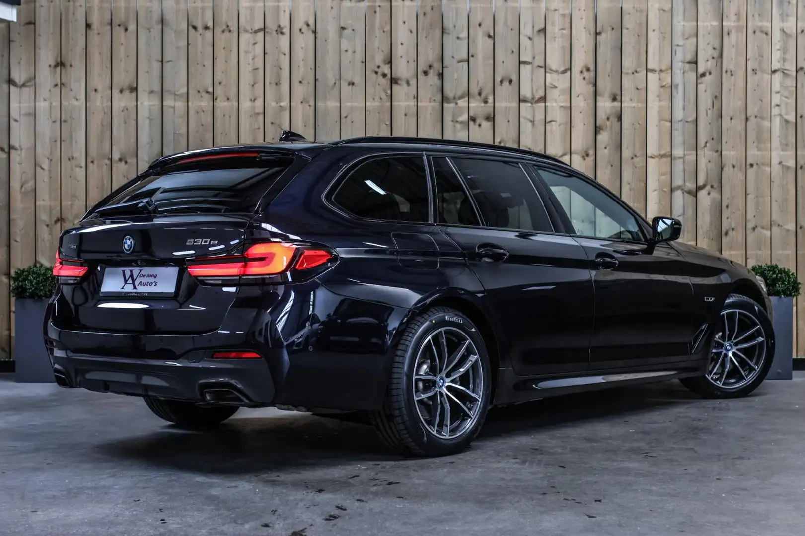 BMW 530 5-serie Touring 530e xDrive M-Sport *Pano*4-Wielbe Zwart - 2